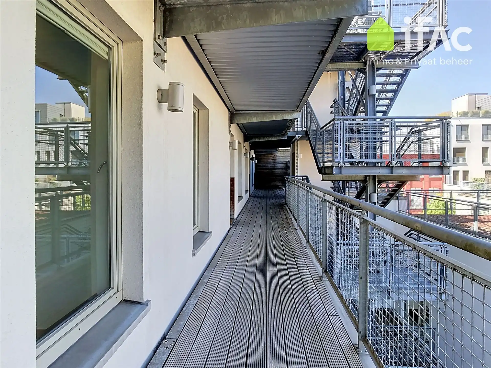 Lichtrijke loft met grote leefruimte nabij het park foto 20
