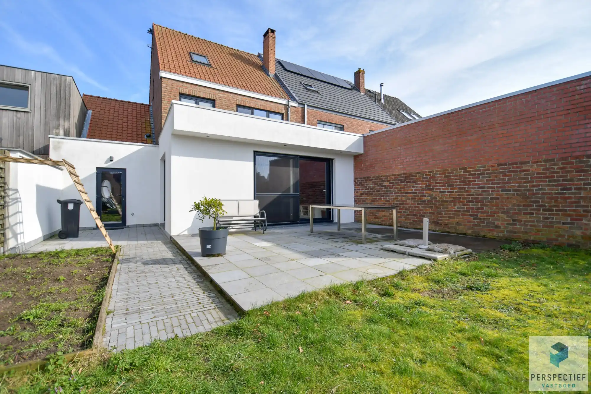 Ruime gerenoveerde woning met 4 slpk, grote tuin en garage foto 5