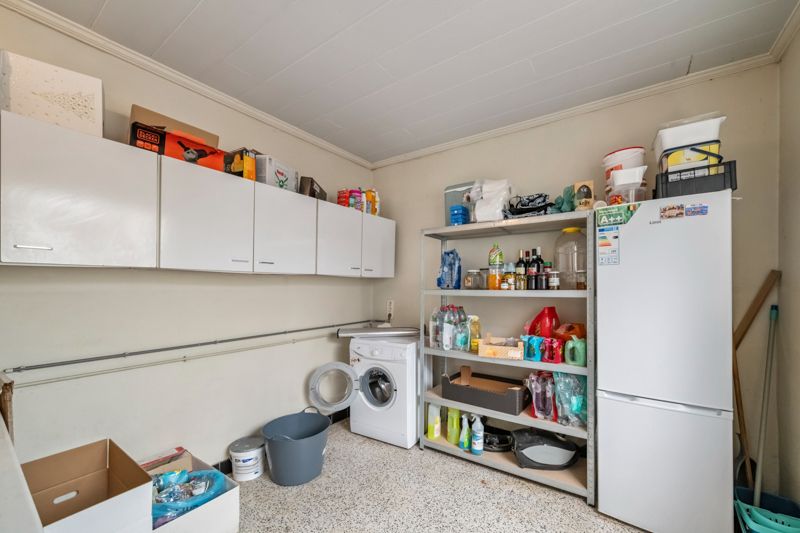 Hooglede- Opbrengsteigendom van 3 verhuurde sterk gebouwde woningen met 3 slaapkamers in het centrum van Hooglede gelgen. Deels al vernieuwd. Potentieel met tuinen en parking. foto 20