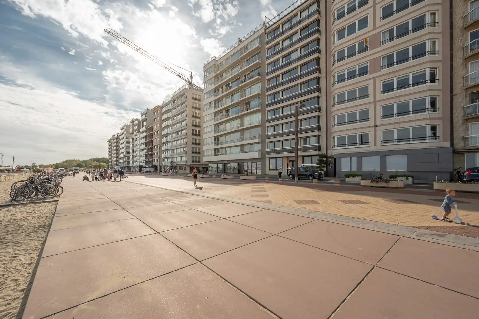 Gerenoveerd appartement met terras, twee slaapkamers en zwembad foto 16