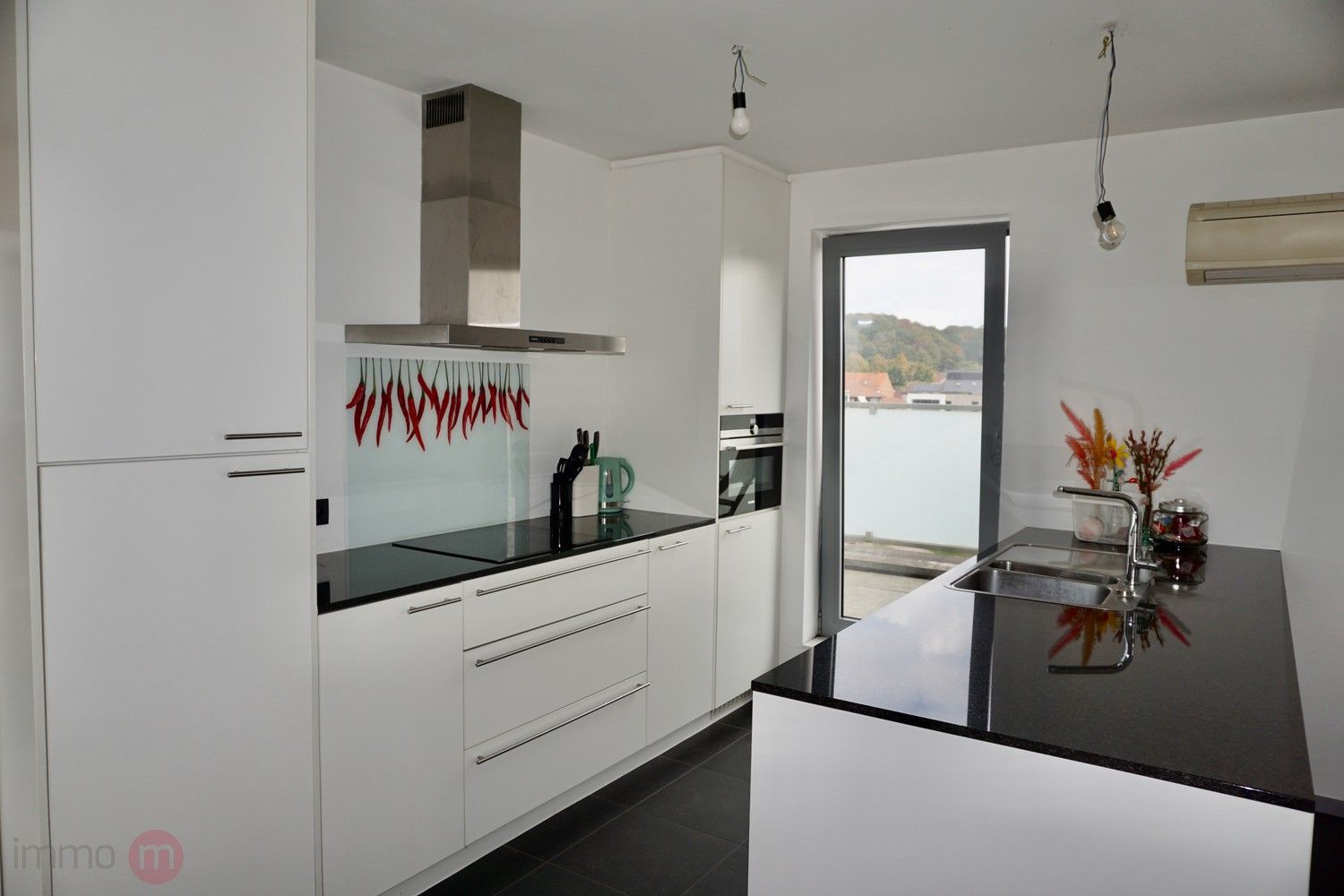 Recent goed gelegen duplexappartement met 2 slaapkamers, 3 grote terrassen en een autostaanplaats. foto 4