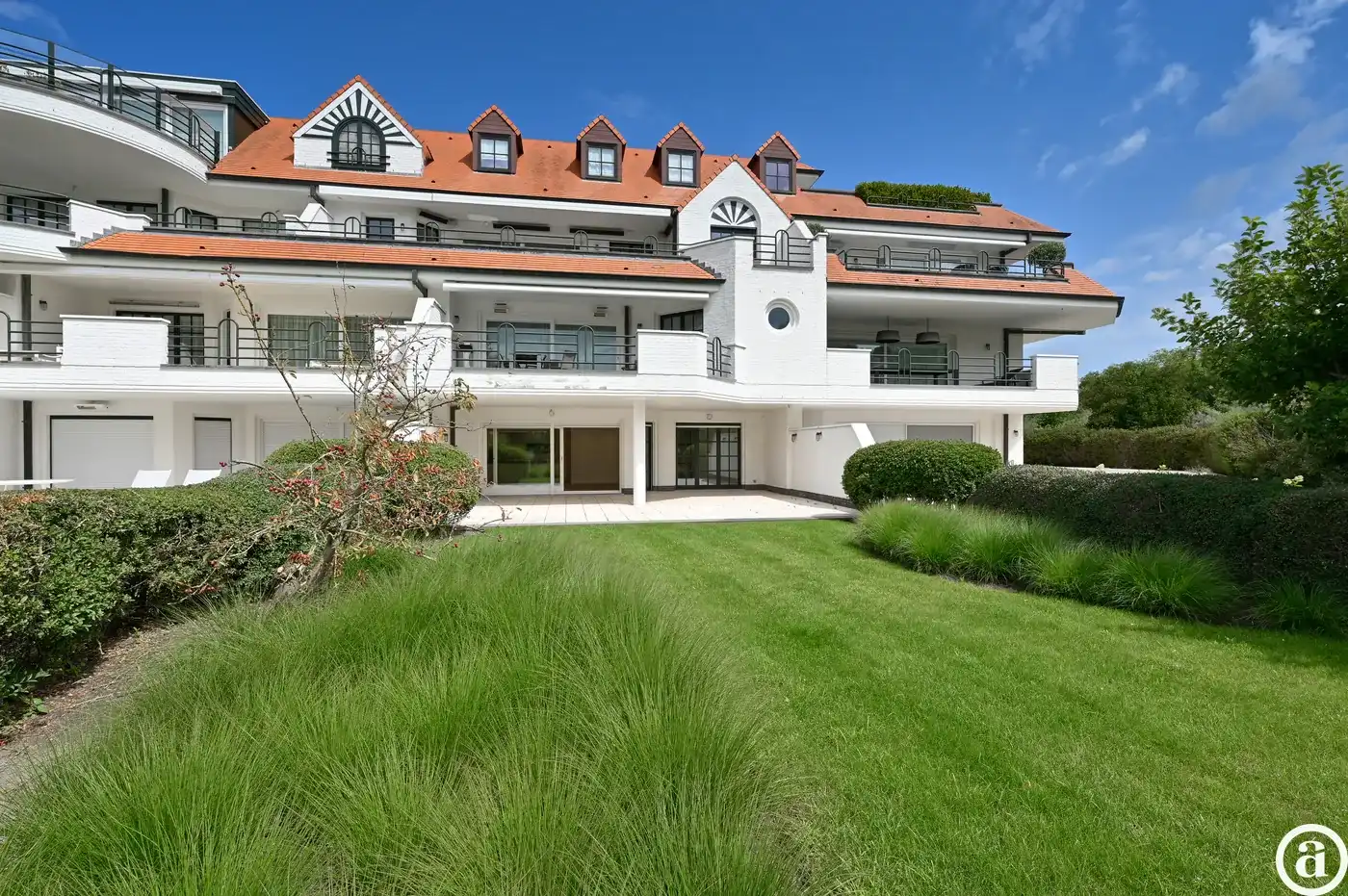Zonovergoten tuin appartement met groot terras en prachtige tuin gelegen in het exclusieve domein Tennis Gardens. foto 6