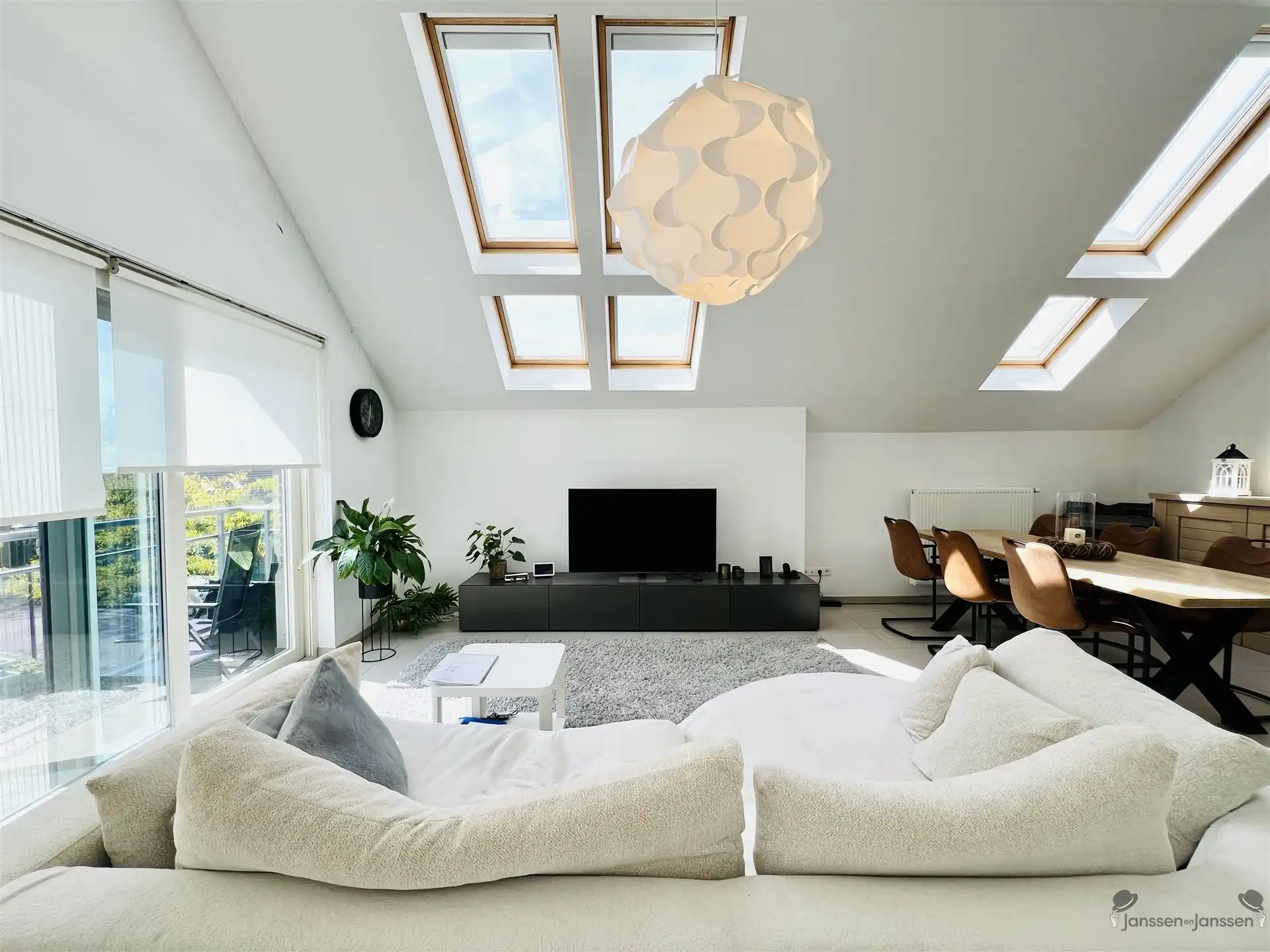 Lichtrijk dakappartement met 2 slaapkamers foto 2