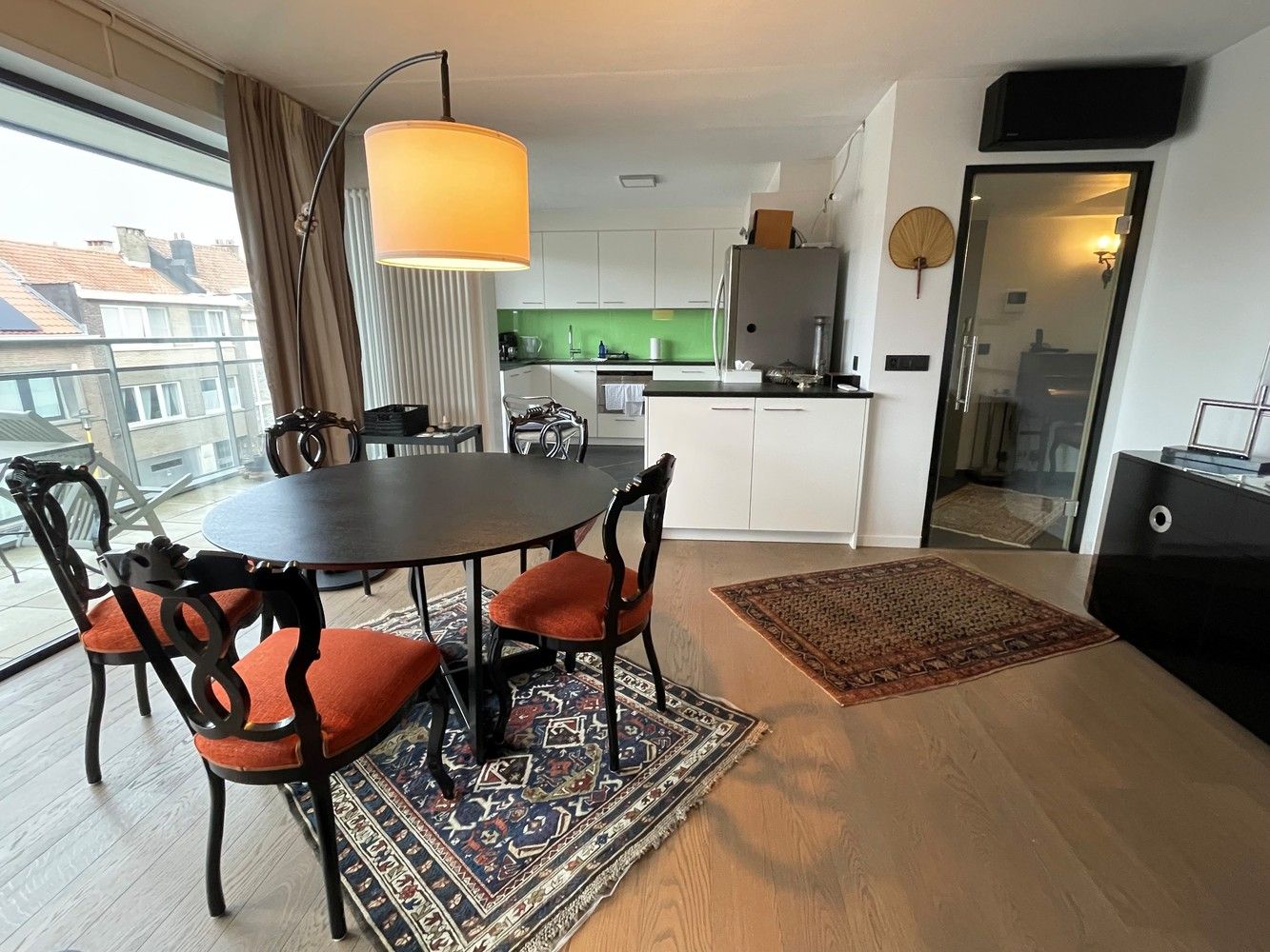 Gerenoveerd 3 slaapkamer appartement met garage foto 4