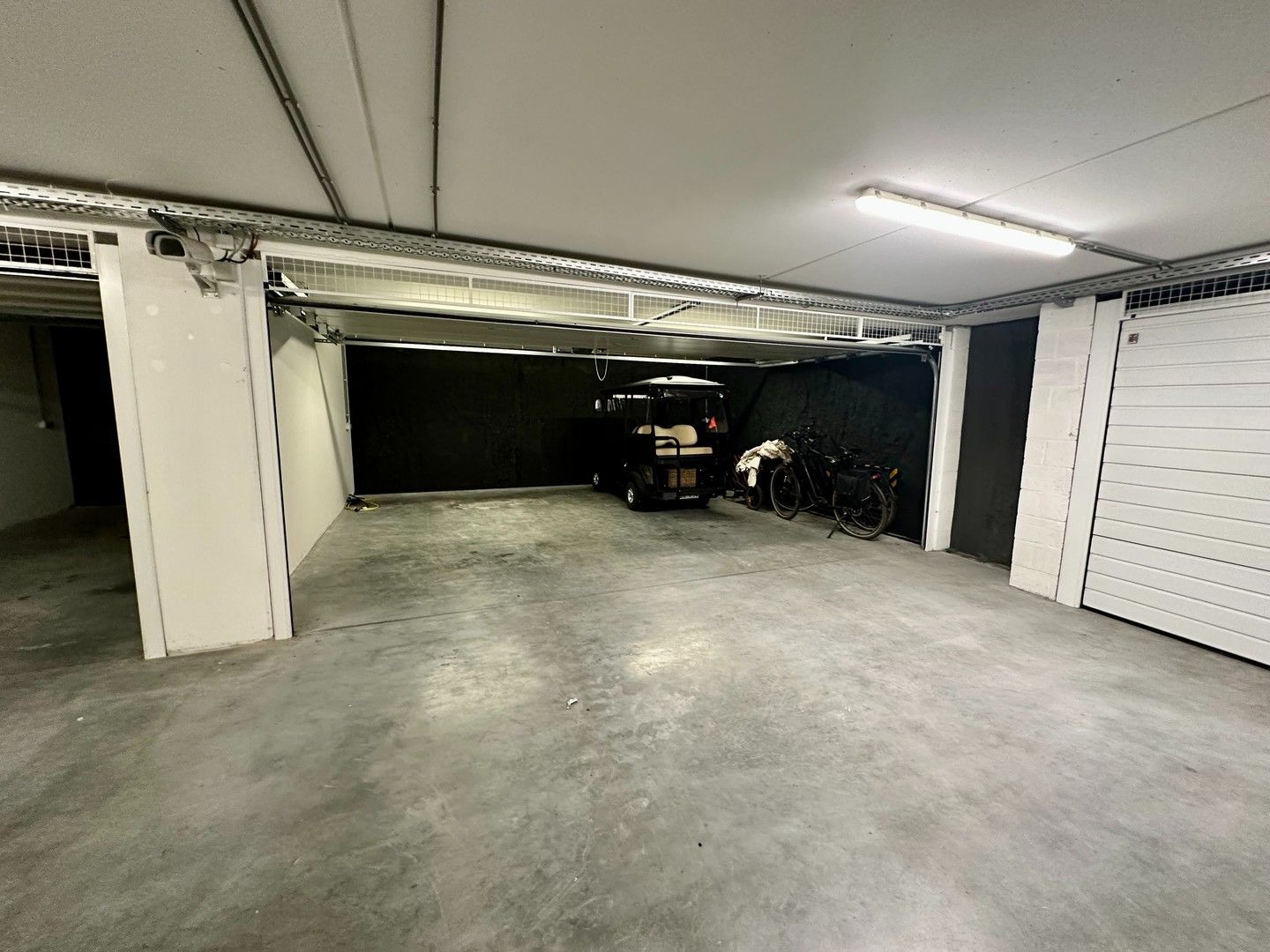 Dubbele garagebox te koop op niveau -1 op de Kustlaan vlakbij de Minigolf Approach. foto 3
