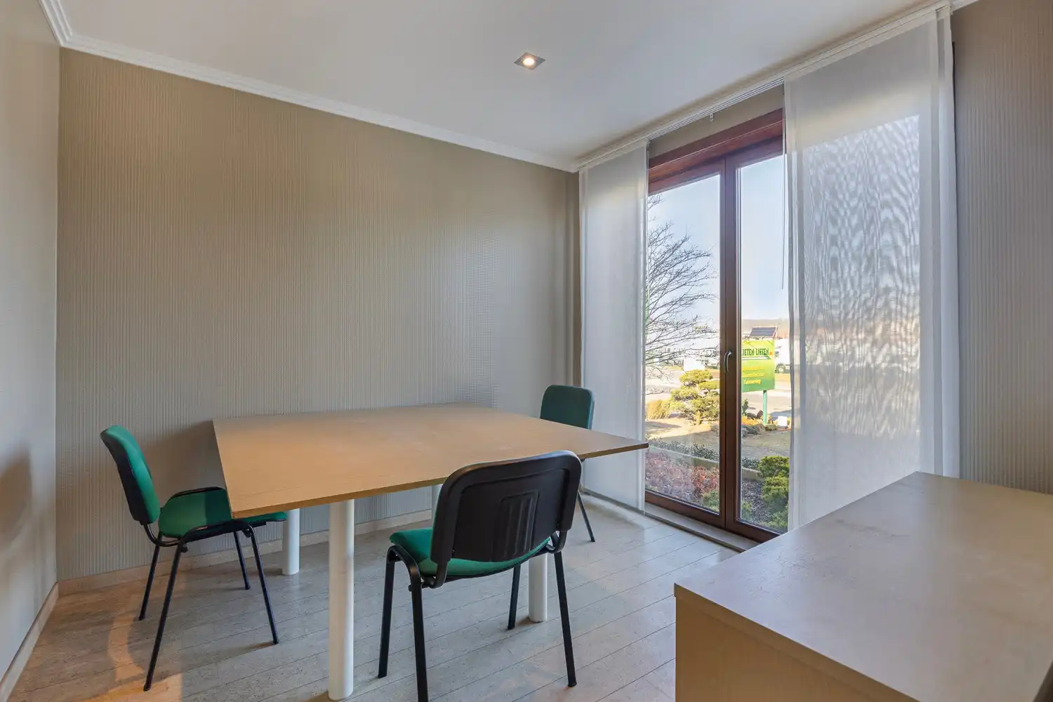 STIJLVOL KANTOOR MET UITSTEKENDE VISIBILITEIT EN BEREIKBAARHEID TE LUMMEN! foto 5