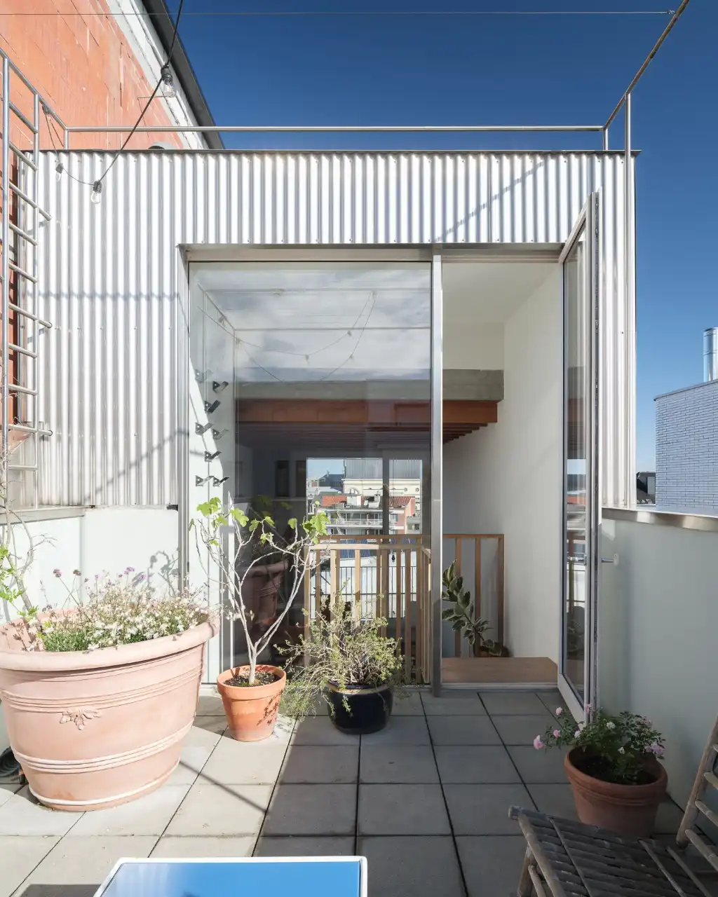 Architectuur, centrum Gent – Genereuze split-level woning met bijzondere ruimtelijkheden, dakterras, en achterliggende polyvalente praktijkruimte. foto 15