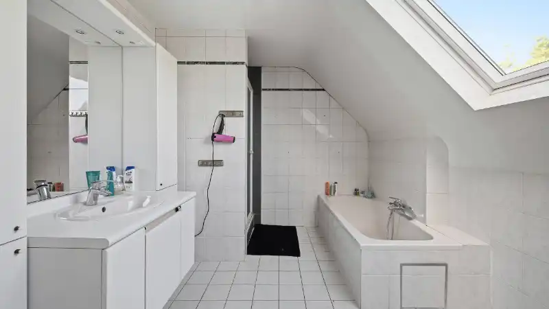 Villa van 265m² op 15 are met kantoor-praktijkruimte van 25m² en 3 slaapkamers foto 21