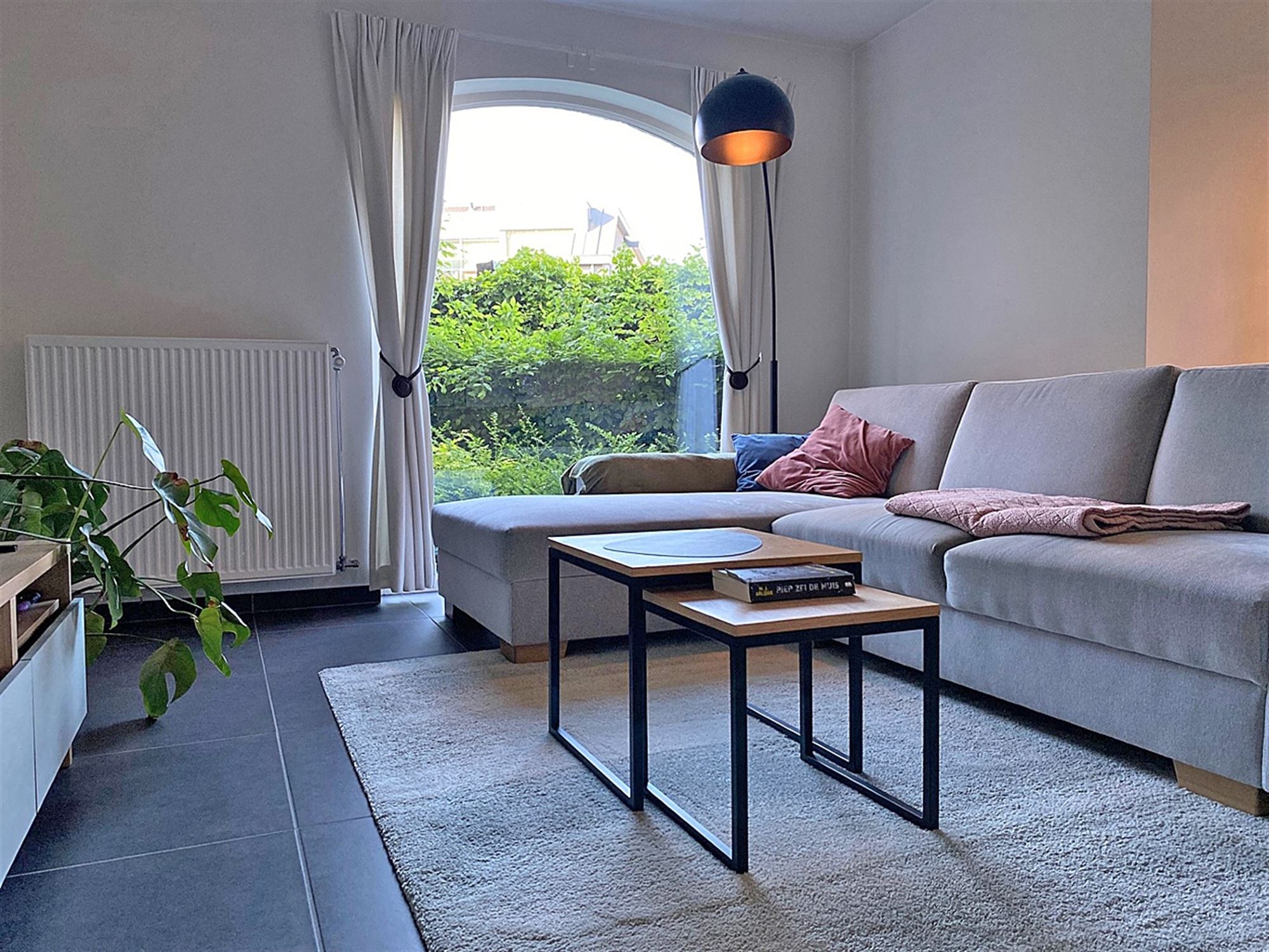 Gelijkvloers APPARTEMENT met 3 slpks, terras, kelderberging en overdekte autostaanplaats foto 2