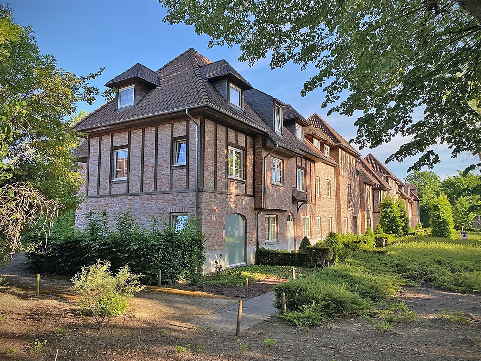 Gelijkvloers APPARTEMENT met 3 slpks, terras, kelderberging en overdekte autostaanplaats foto 2