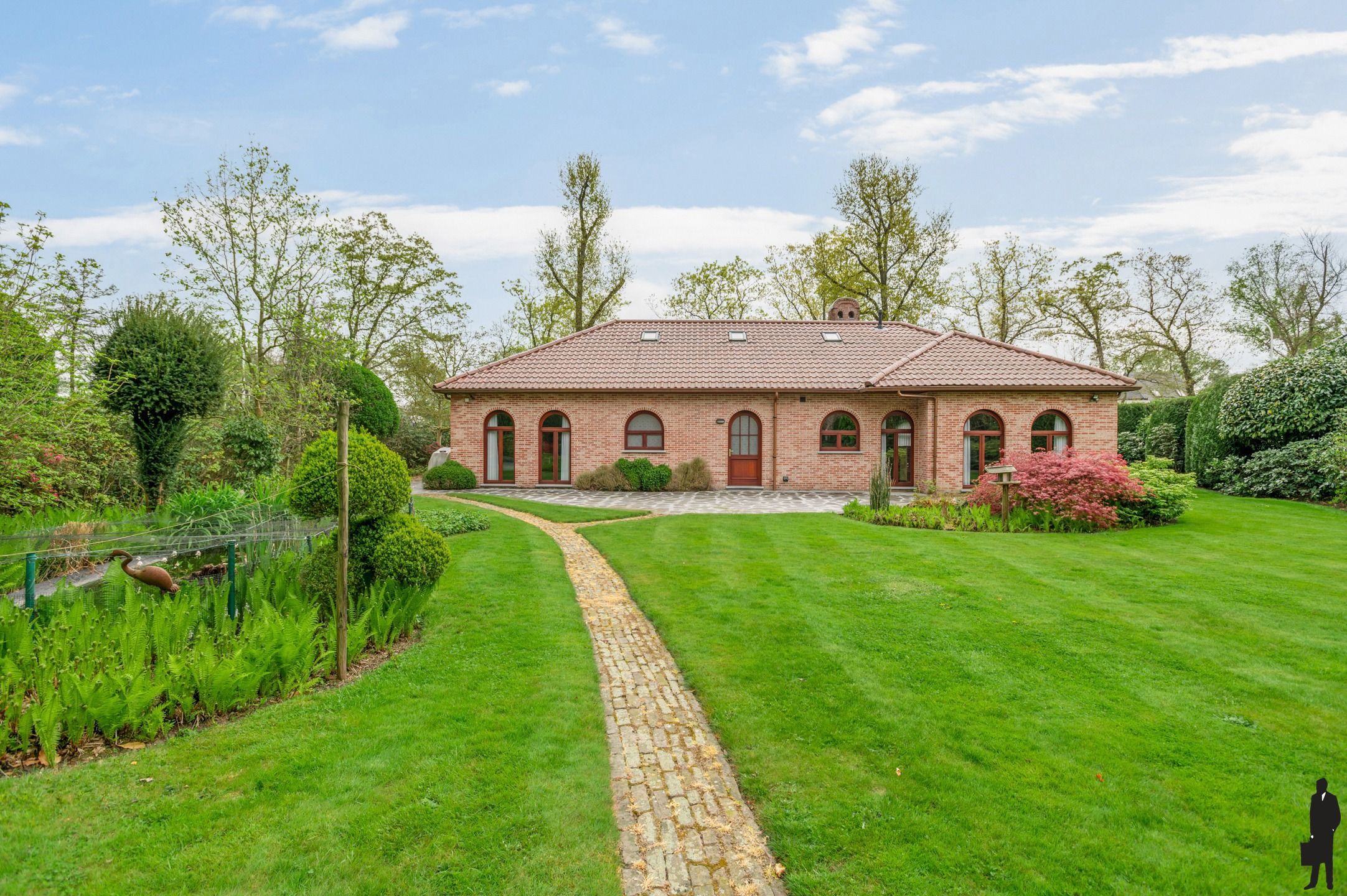 Provençaalse gelijkvloers villa op prachtig perceel van ca. 2.316 m² op de grens met Schilde. foto {{pictureIndex}}