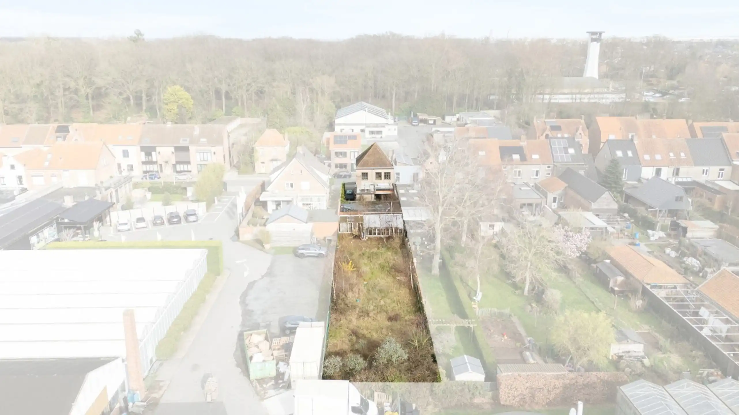 Centraal gelegen burgerwoning met garage en ruime tuin foto 4