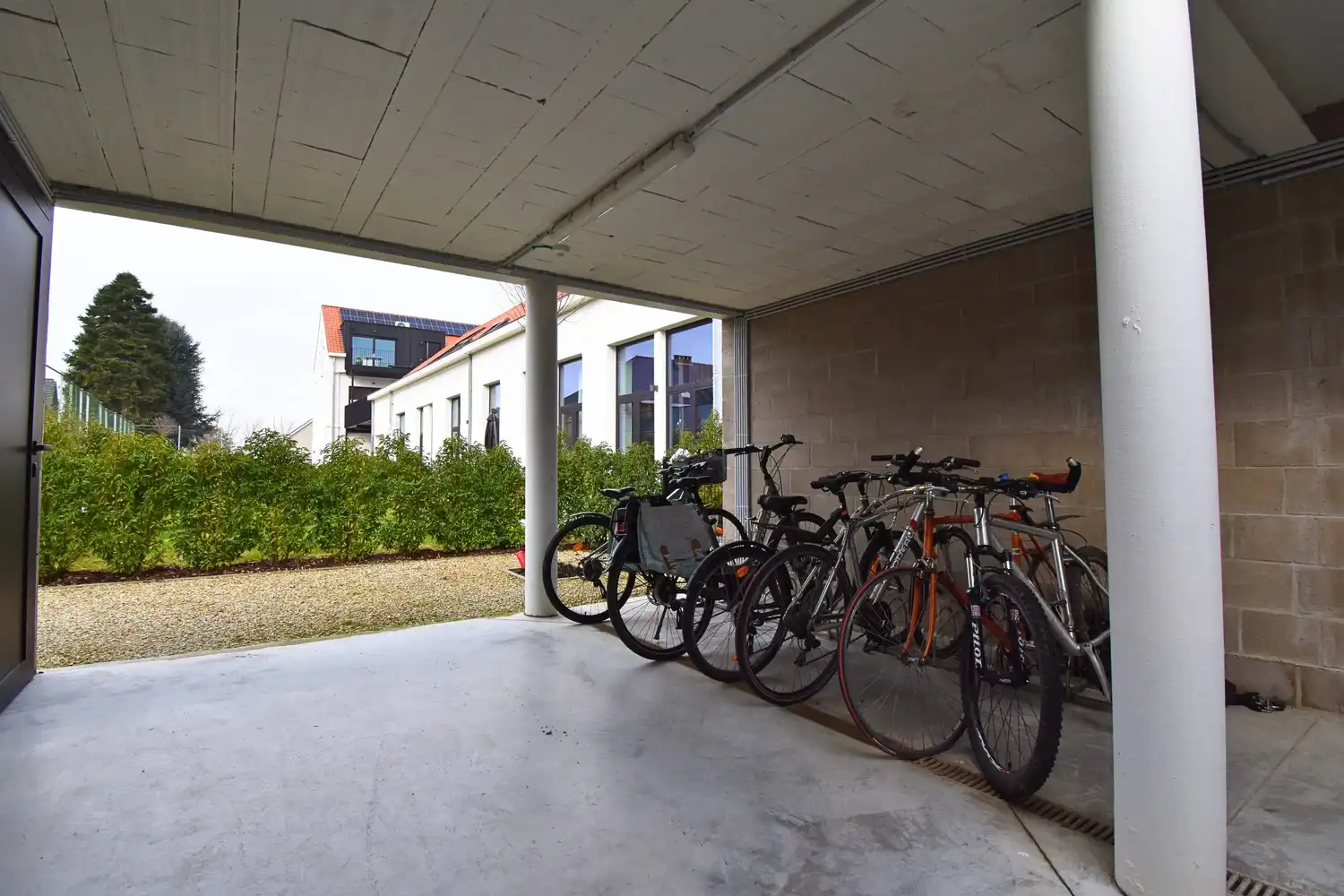 Verzorgd appartement met 2 slaapkamers en terras te huur nabij het centrum van Sint-Pieters-Leeuw foto 16