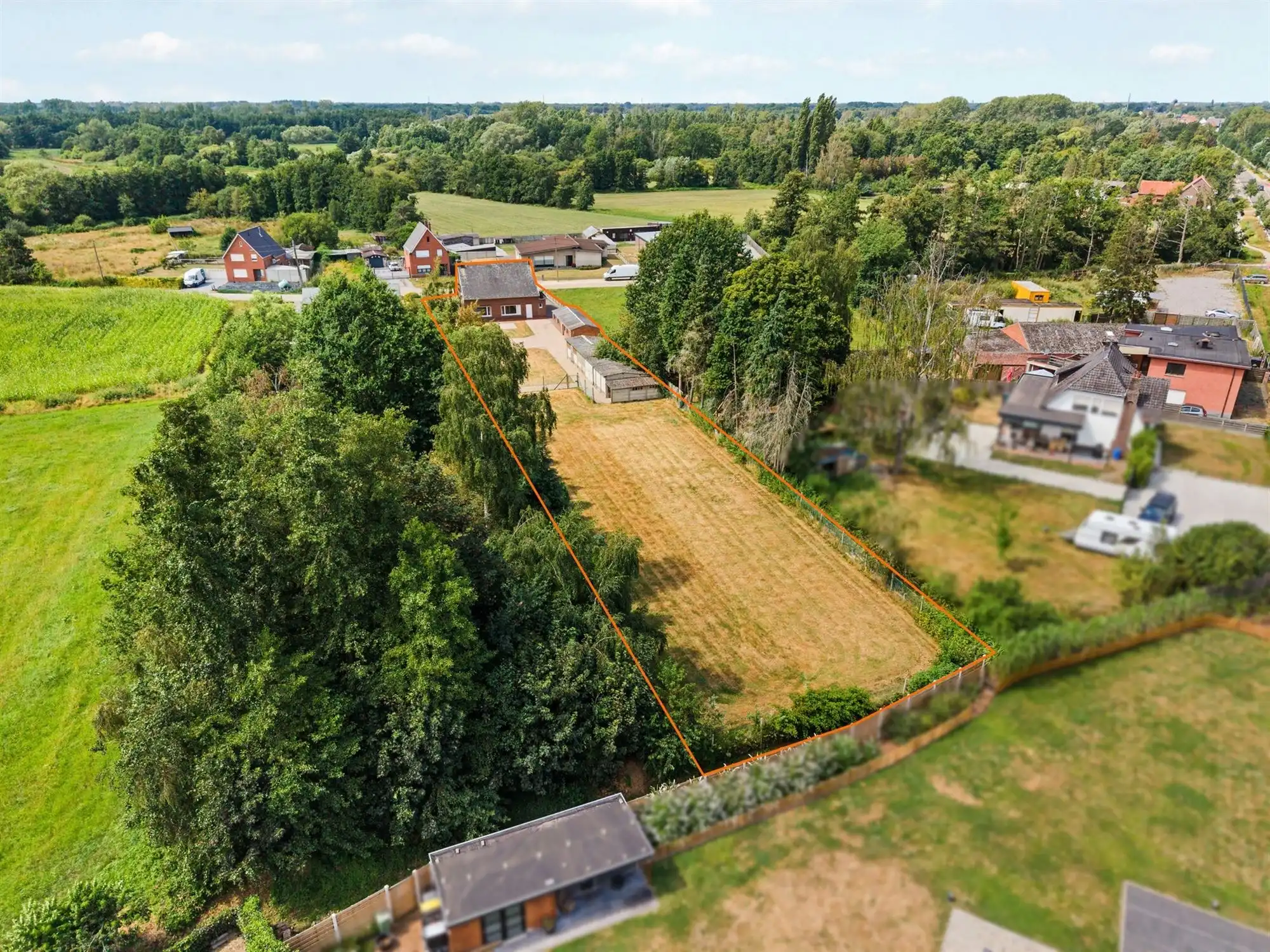 RUIME, STATIGE WONING OP GROENE LIGGING MET RUIM PERCEEL foto 24