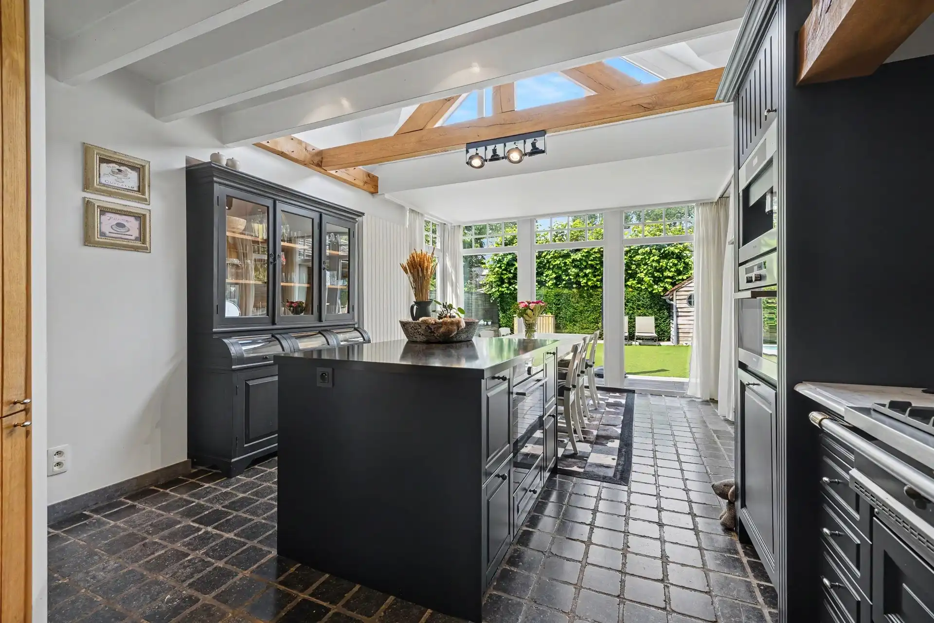 Kwalitatief afgewerkte gezinswoning in authentiek landelijke stijl met o.a. 4 slaapkamers & zwembad (344m²) foto 9