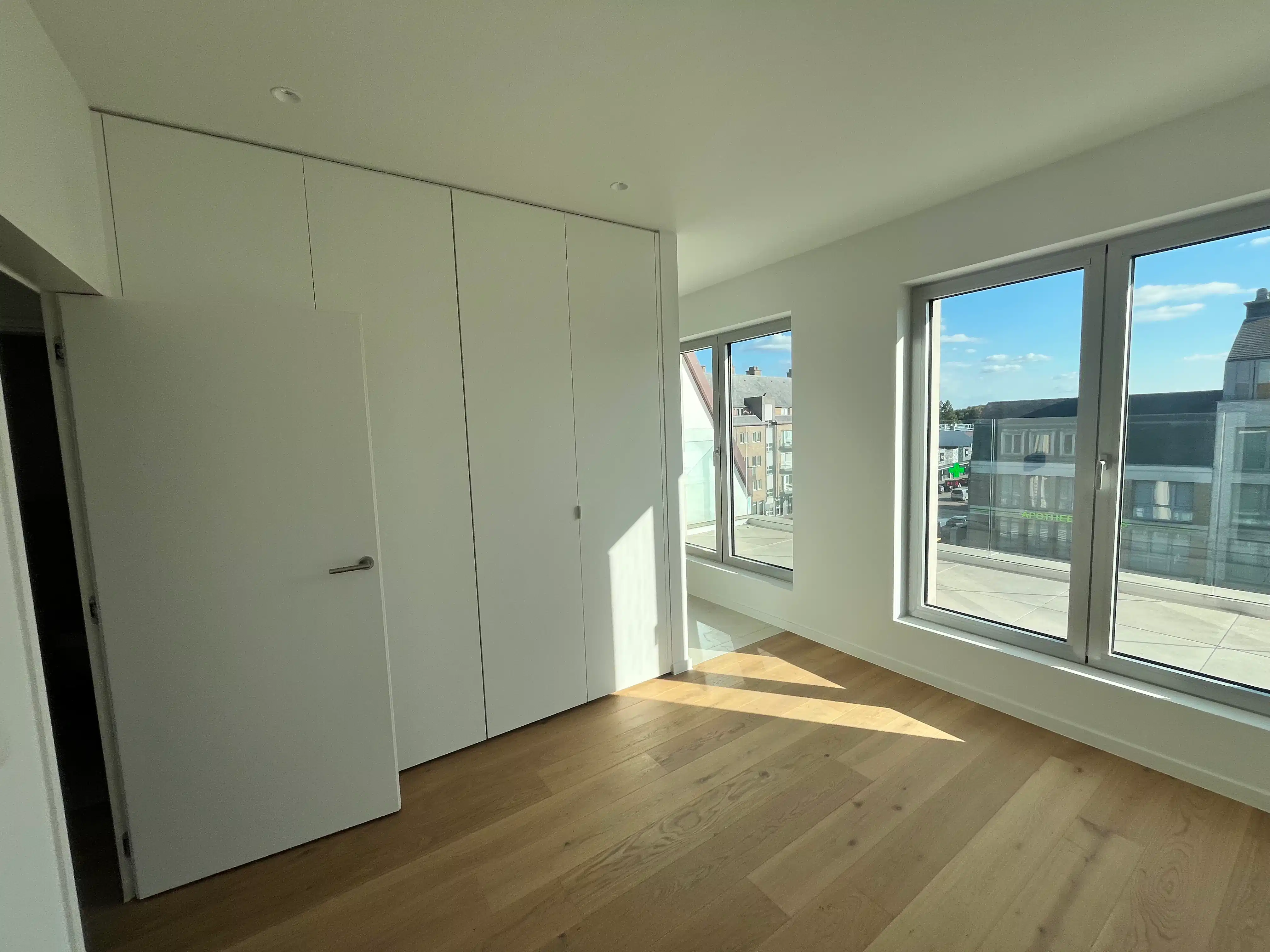 Instapklaar nieuwbouwappartement te huur in hartje Eeklo! foto 5