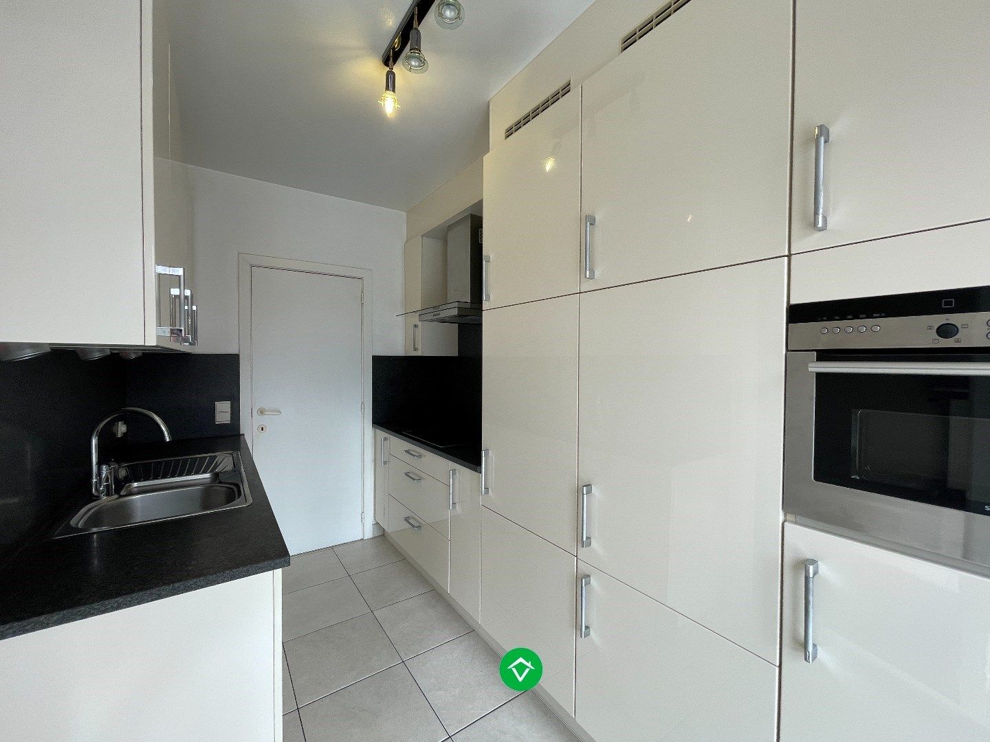 Gezellige rijwoning met 3 slaapkamers, terrastuin en garage te Kachtem foto 5