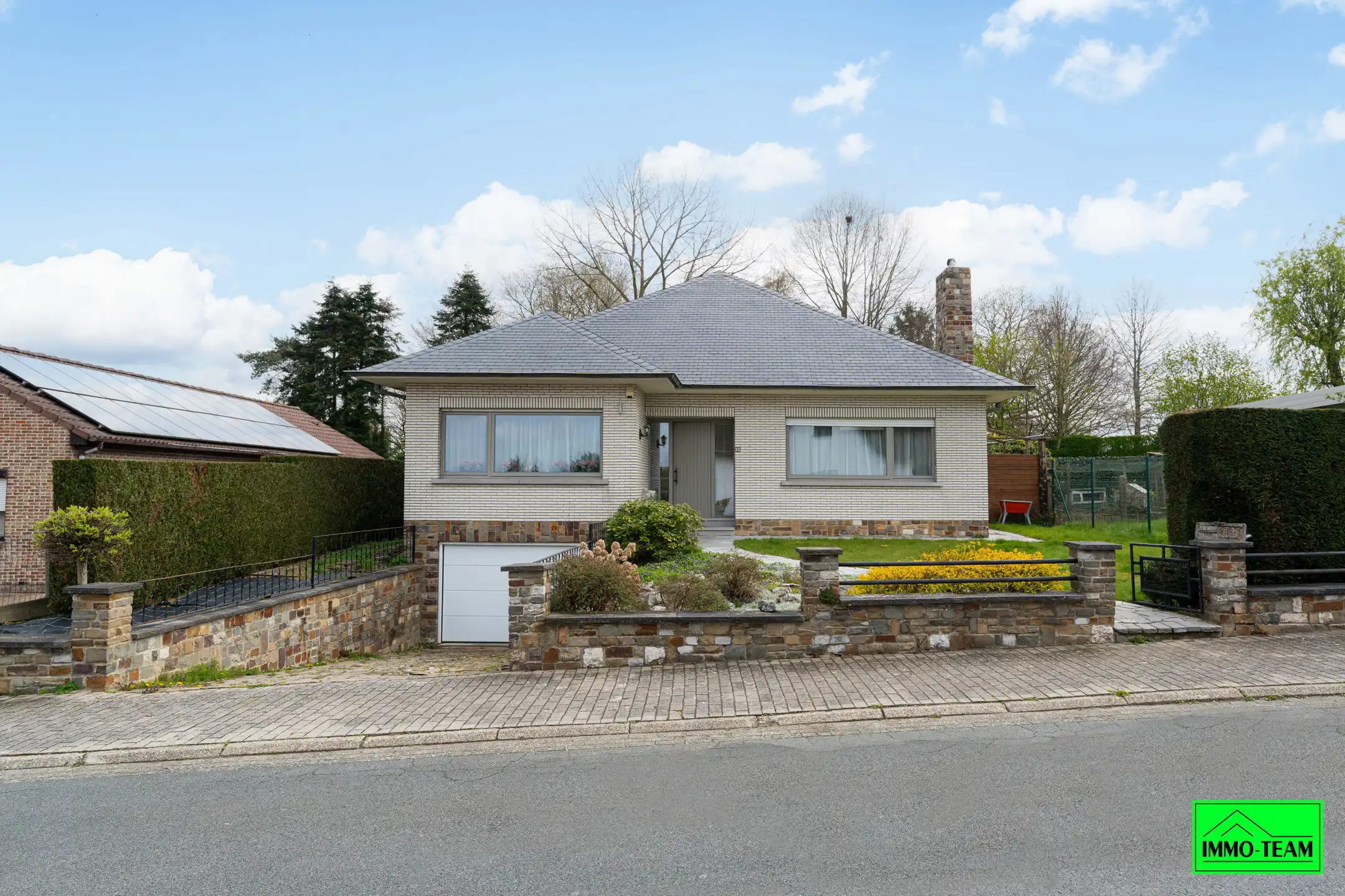 Ruime 4-gevelwoning op topligging foto {{pictureIndex}}