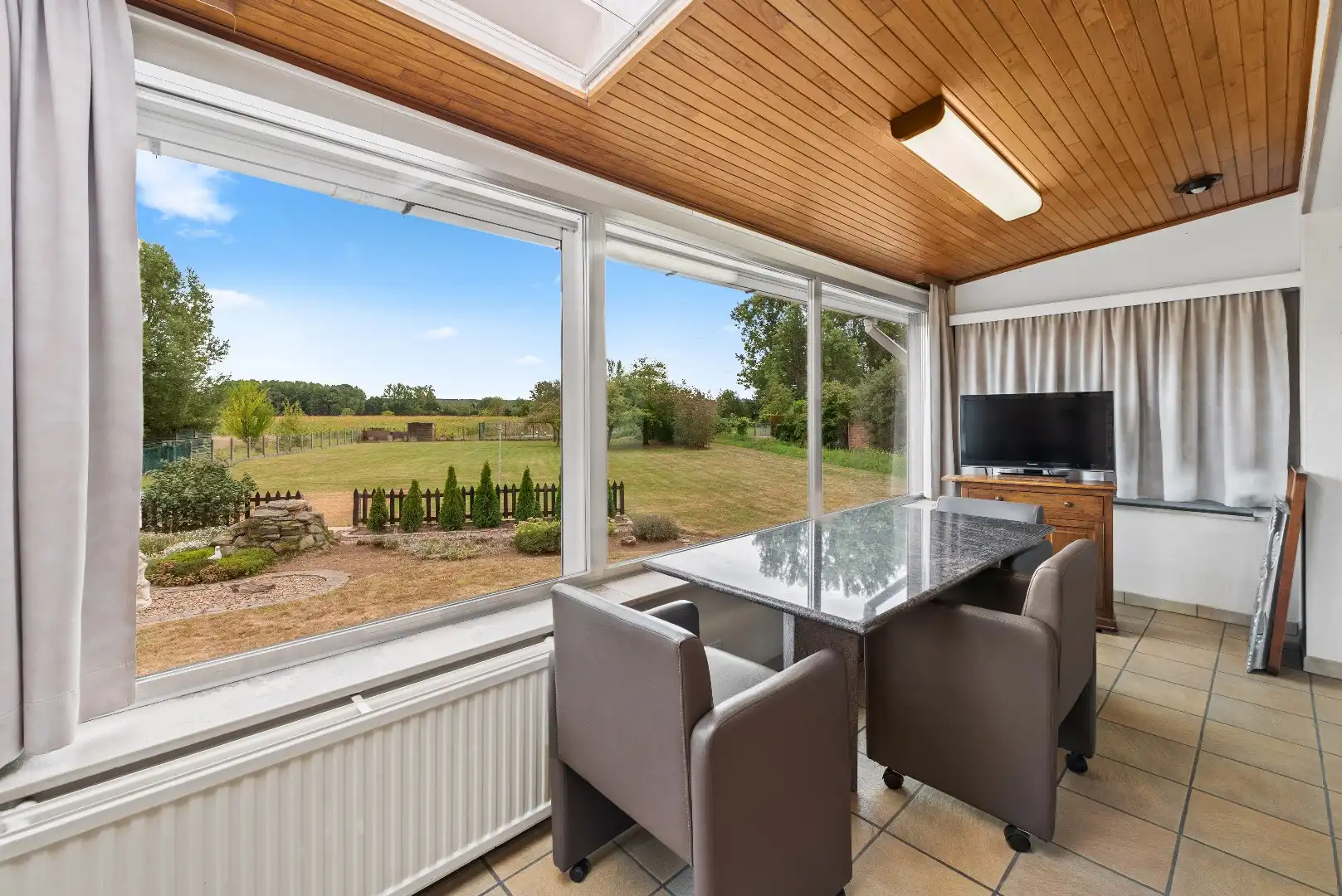 Open bebouwing op topligging met 3 slaapkamers en prachtige tuin foto 10