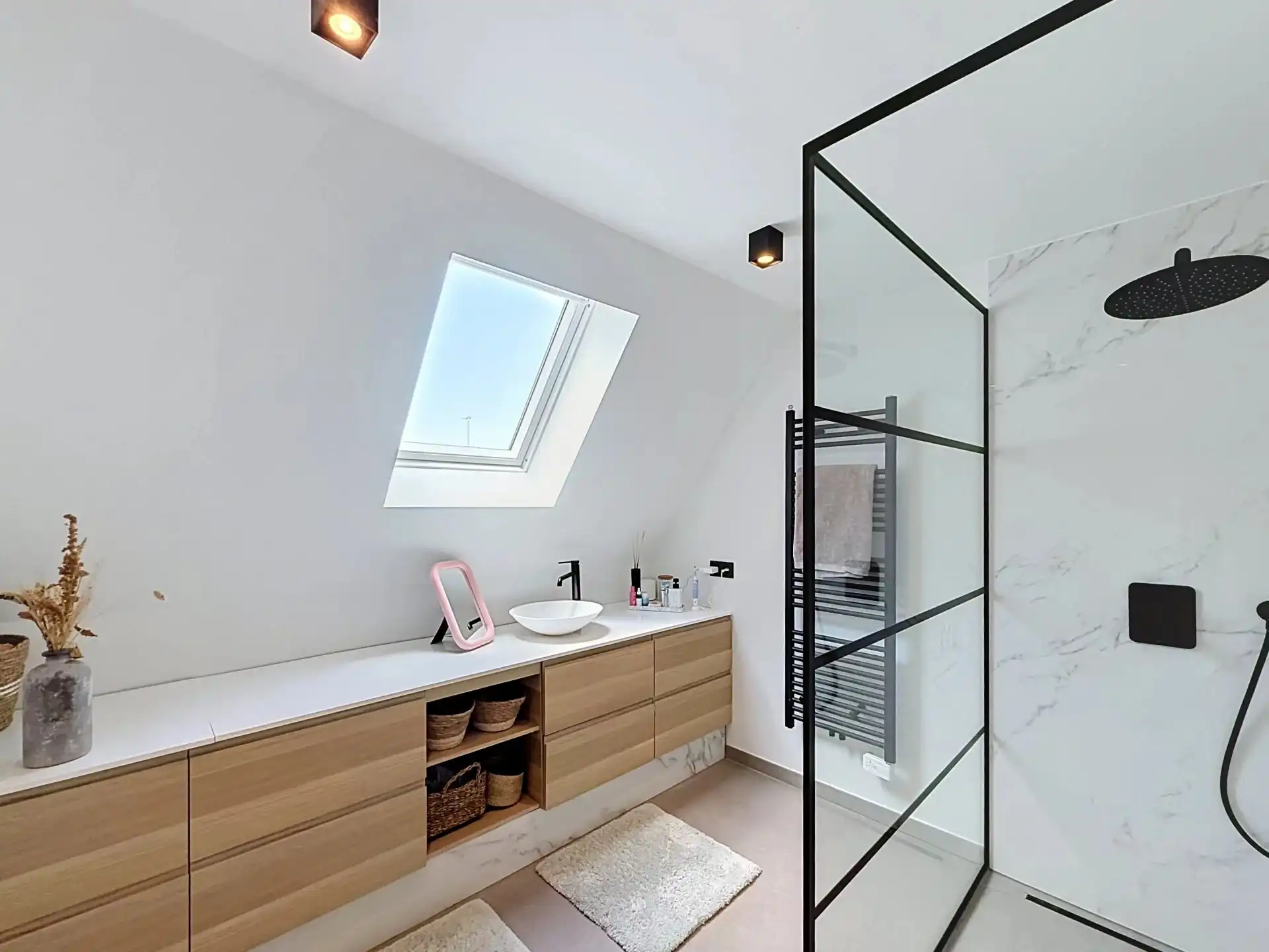 Zeer ruime villa voorzien van alle luxe met 3, mogelijk 5 slaapkamers en 2 badkamers foto 30