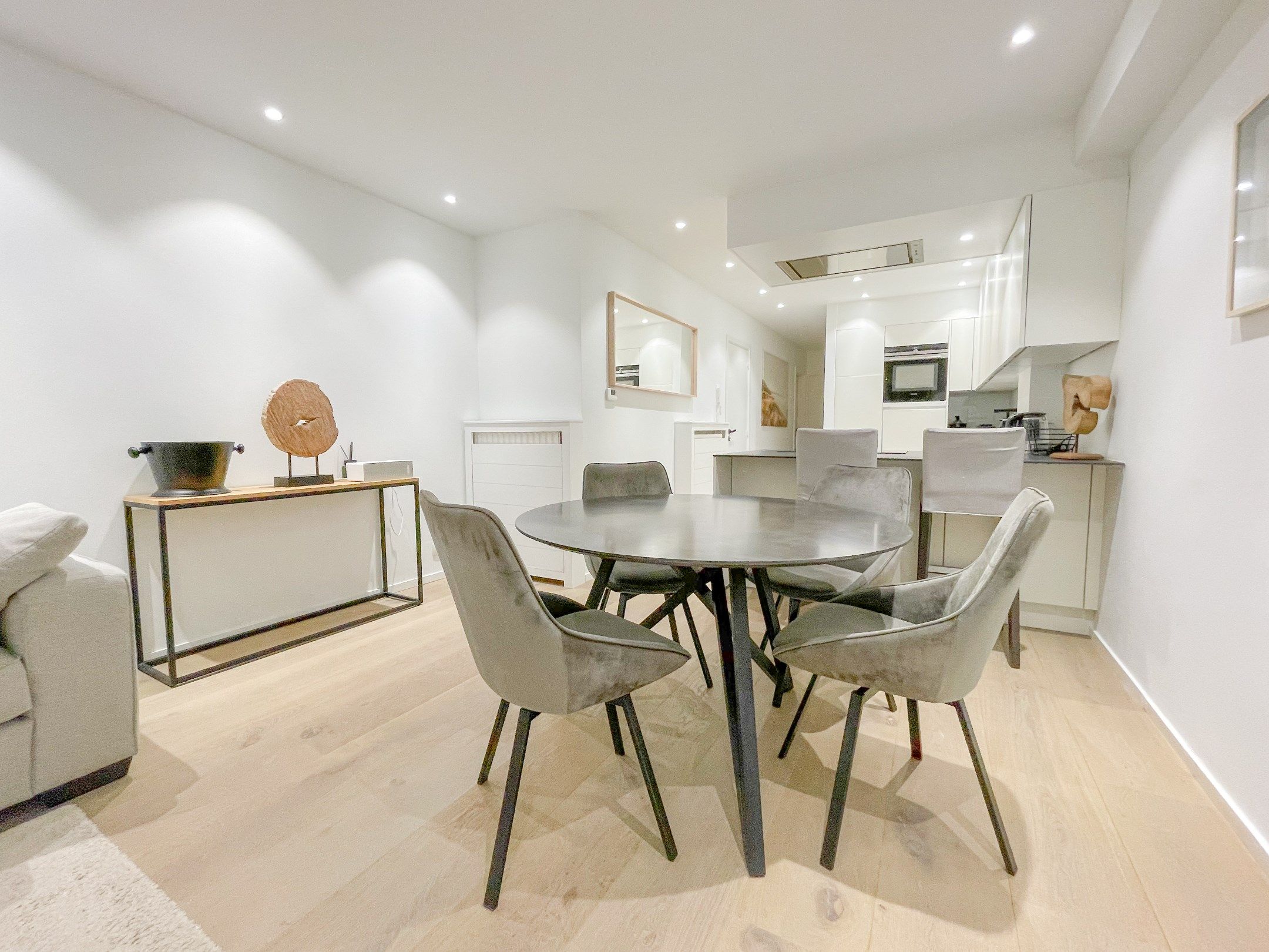 Stijlvol gerenoveerd appartement gelegen op een boogscheut van de zee. foto 5