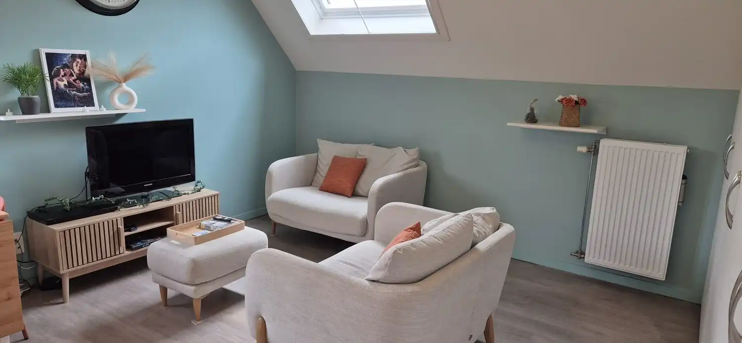 Gezellige bemeubelde studio met mezzanine te huur. foto {{pictureIndex}}