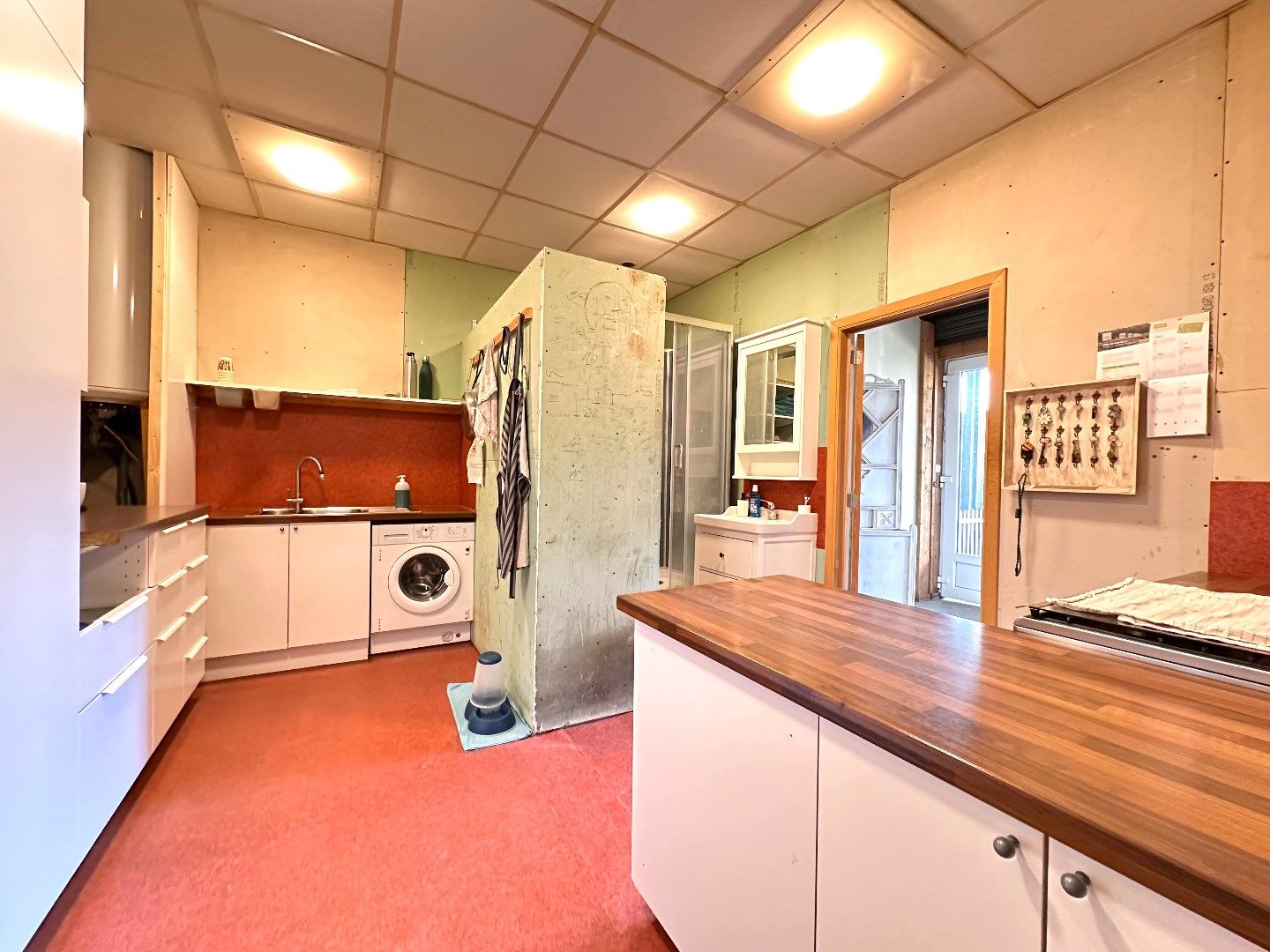 Ruim handelspand met magazijnen, loods, bureelruimte en tuin foto 17