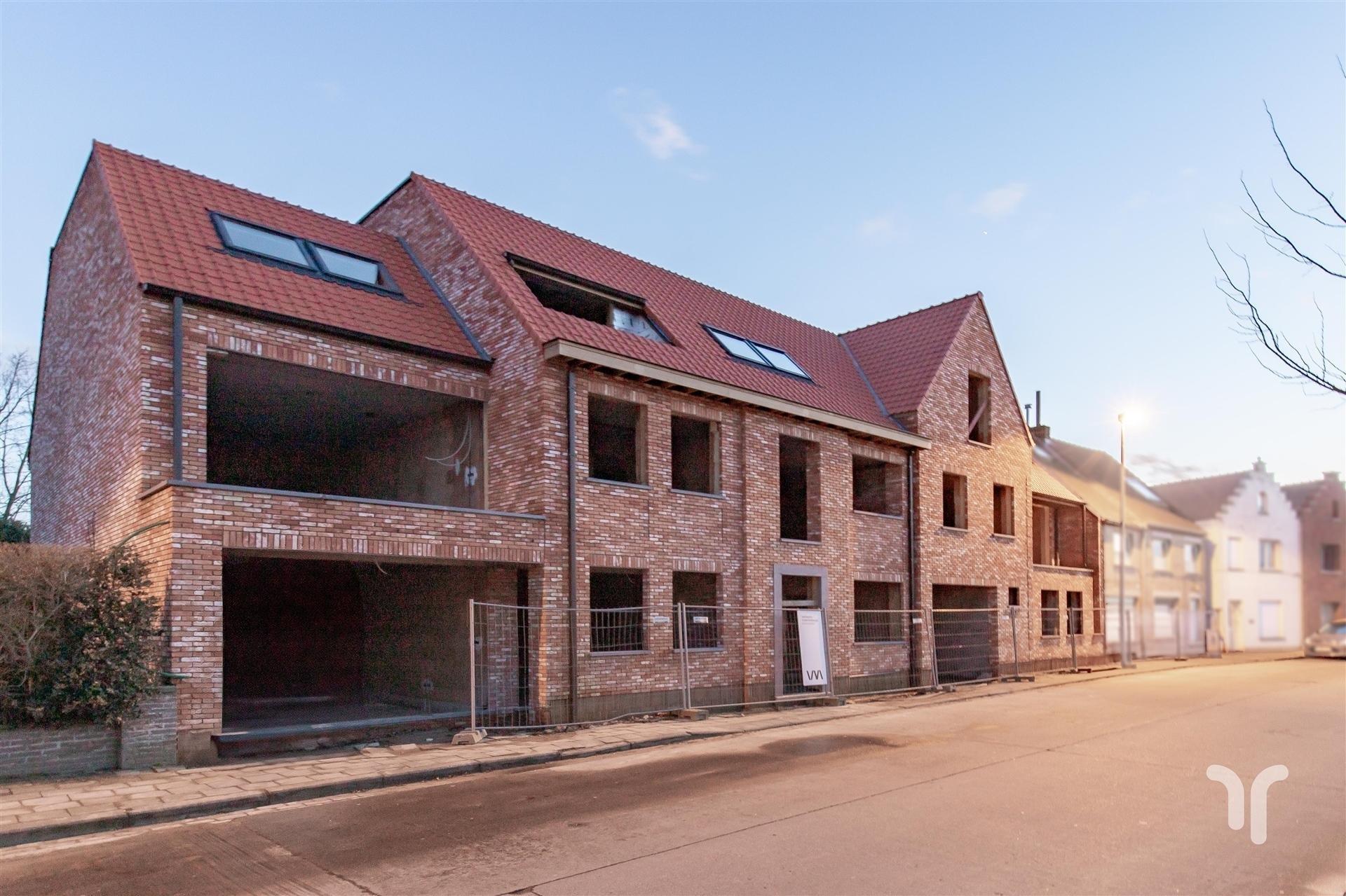 Op een uitzonderlijke locatie te Zedelgem, op wandelafstand van de bruisende dorpskern met winkels, openbaar vervoer en scholen, vinden we het kleinschalig nieuwbouwproject ‘De Gouden Vleugel’ terug.  foto {{pictureIndex}}