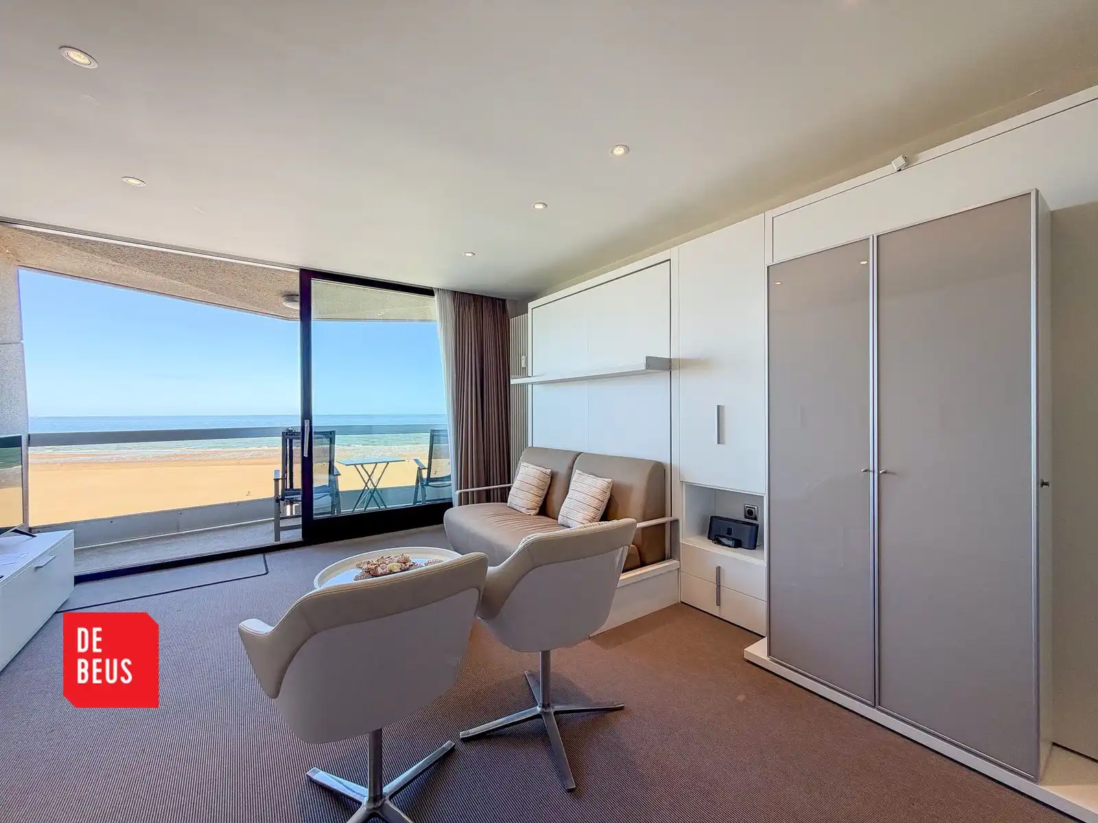 Uitzonderlijke studio met terras en fantastisch zeezicht foto {{pictureIndex}}