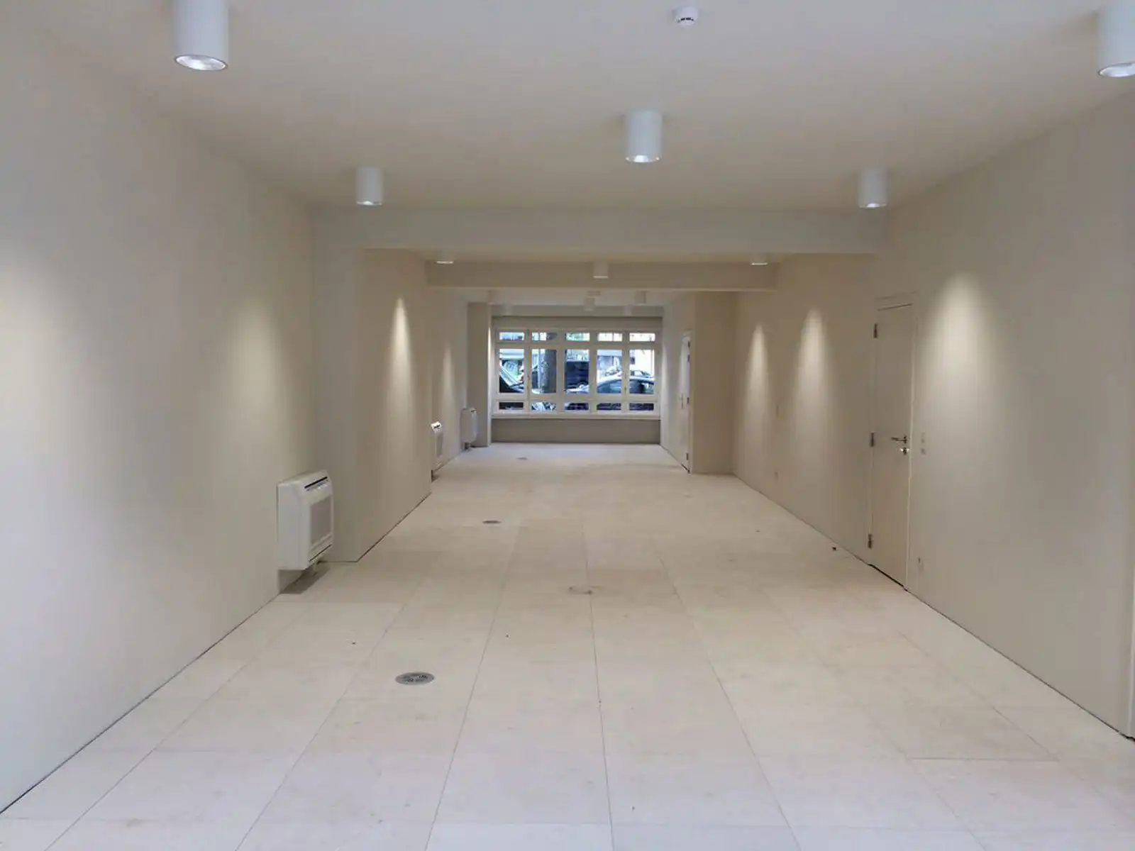 Commerciële Ruimte met Privatieve Kelder en Parking foto 5