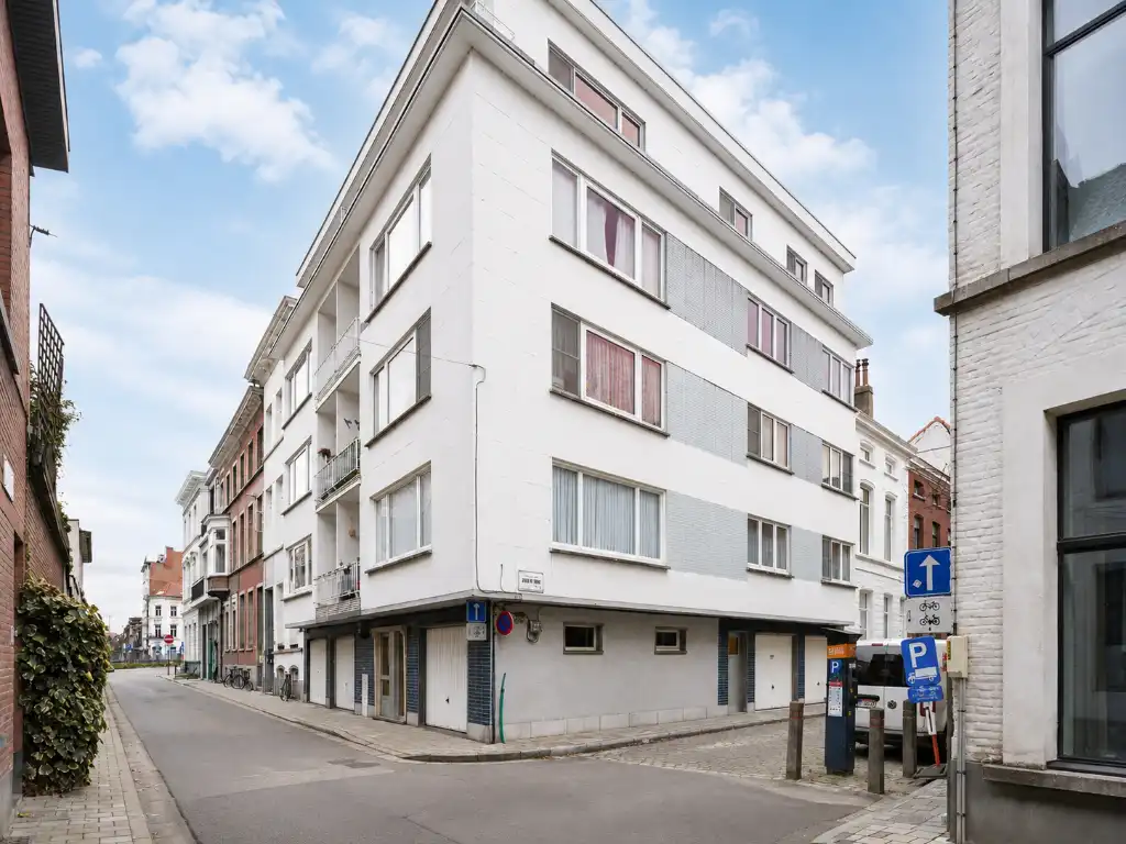 Hoofdfoto van de publicatie: Lichtrijk 2-slpk hoekappartement nabij de Coupure in centrum Gent.