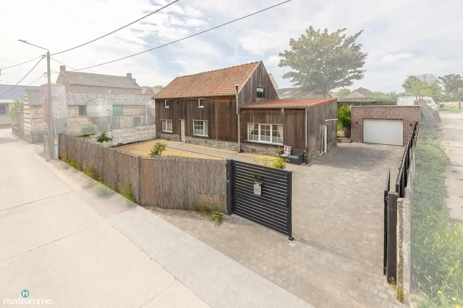 Hoofdfoto van de publicatie: LANDELIJKE GEZINSWONING MET (MOGELIJKHEID TOT) 3 SLAAPKAMERS EN TUIN MET VRIJSTAANDE GARAGE IN MILLEN (RIEMST)