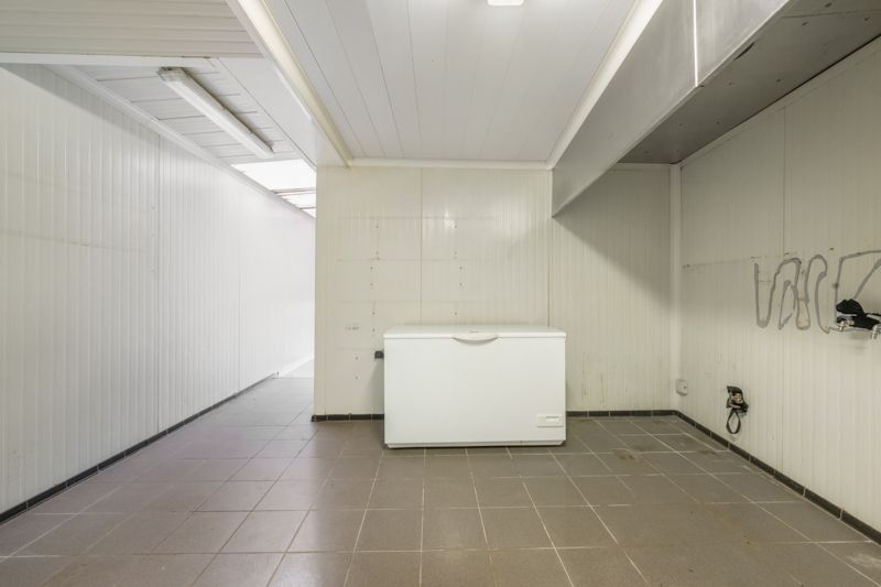 Lauwe-Centrum. Uitstekende gelegen handelseigendom : wonen en werken met 4 slaapkamers met tuin en aparte ingang garagegebouw en parking. POLYVALENTE EIGENDOM MET POTENTIEEL ! foto 15