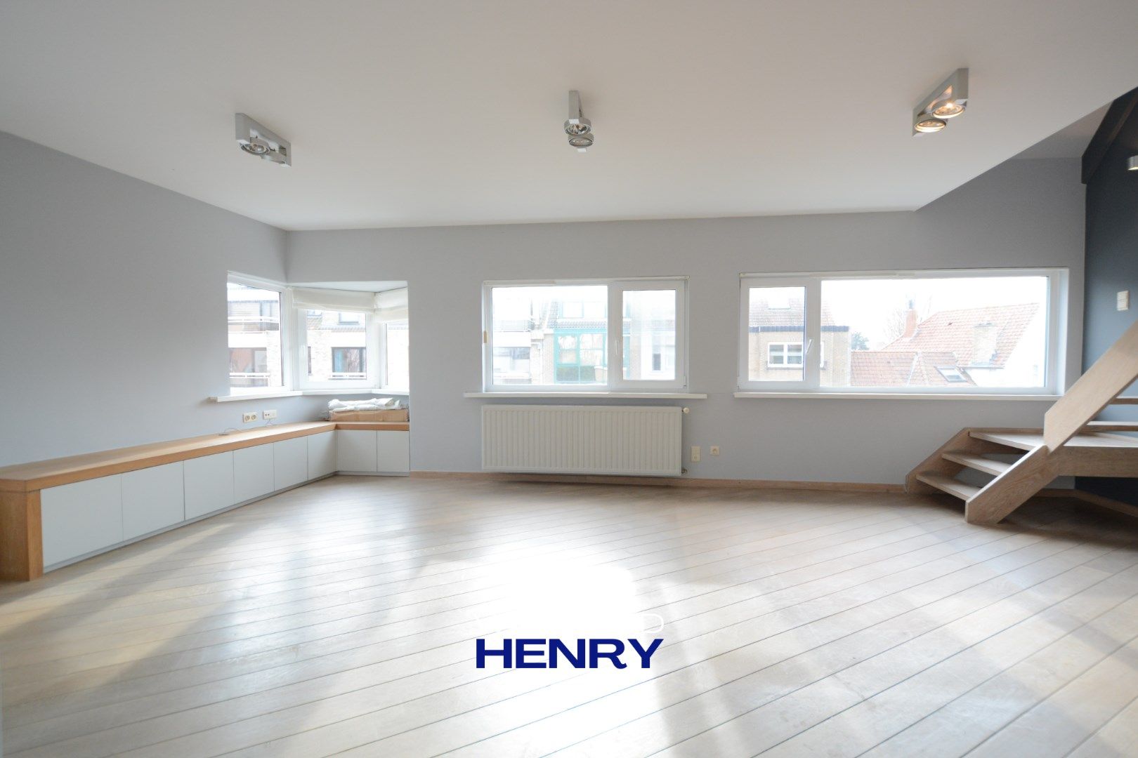 Duplex twee slaapkamer appartement met privé parkeerplaats inbegrepen! foto 5