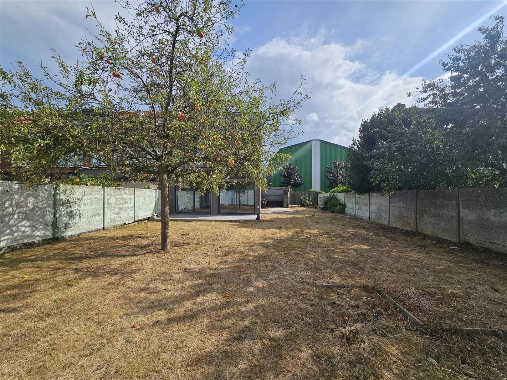 Modern ingerichte woning met optioneel aangrenzende bouwgrond. foto 16