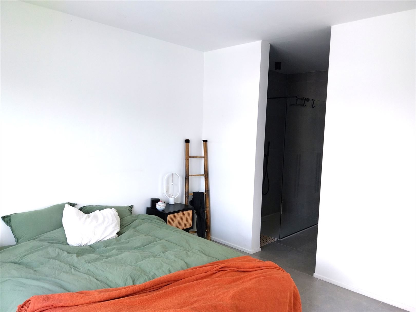 TE HUUR: Appartement met 1 slaapkamer en ruim terras te Stal! foto 7