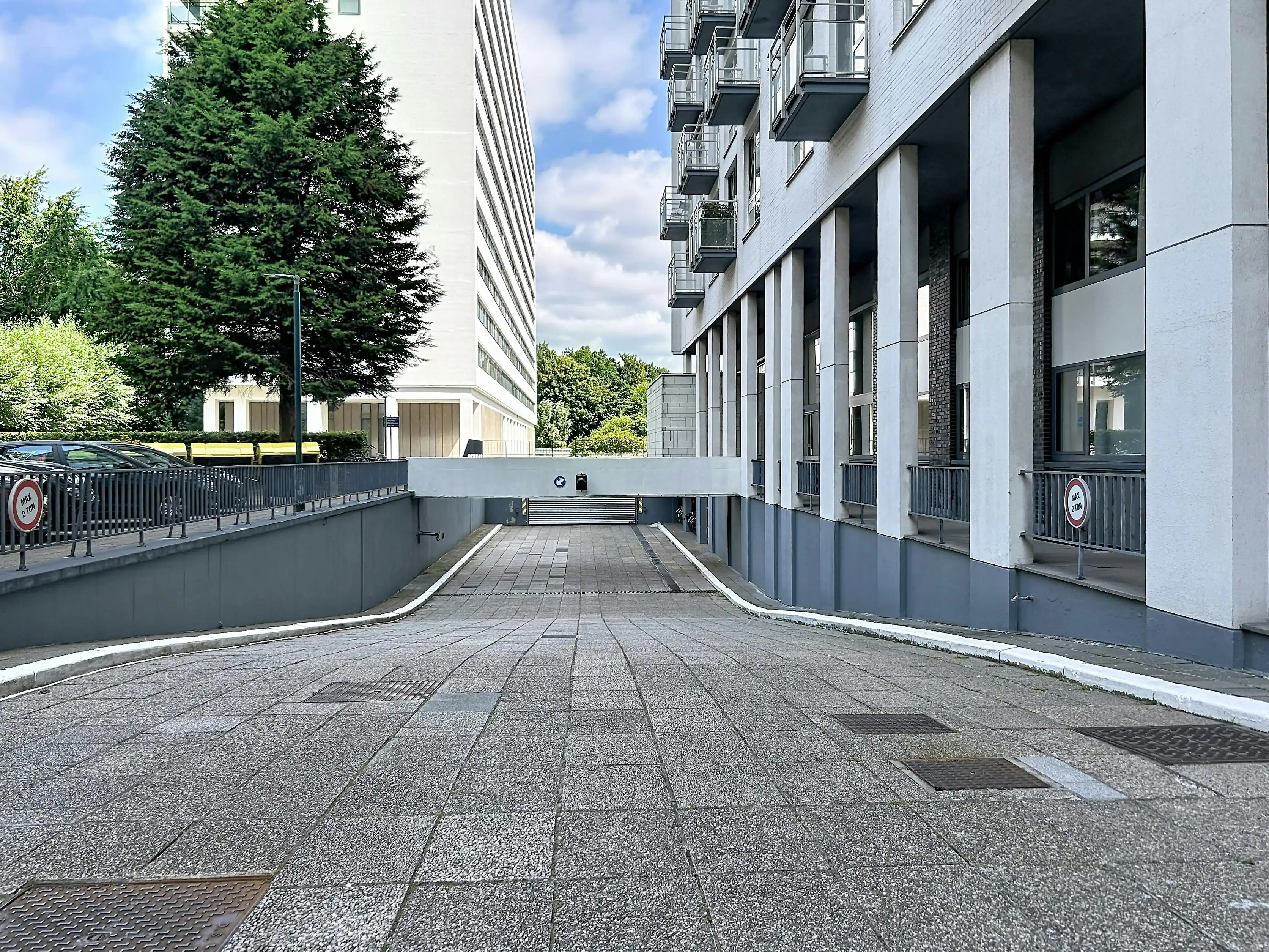 Autostaanplaats te koop aan het Rucaplein in Wilrijk  foto 3
