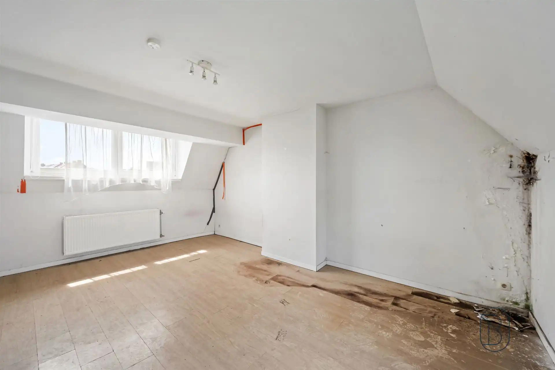 Te renoveren woning met 5 kamers, en parkeergelegenheid  foto 12
