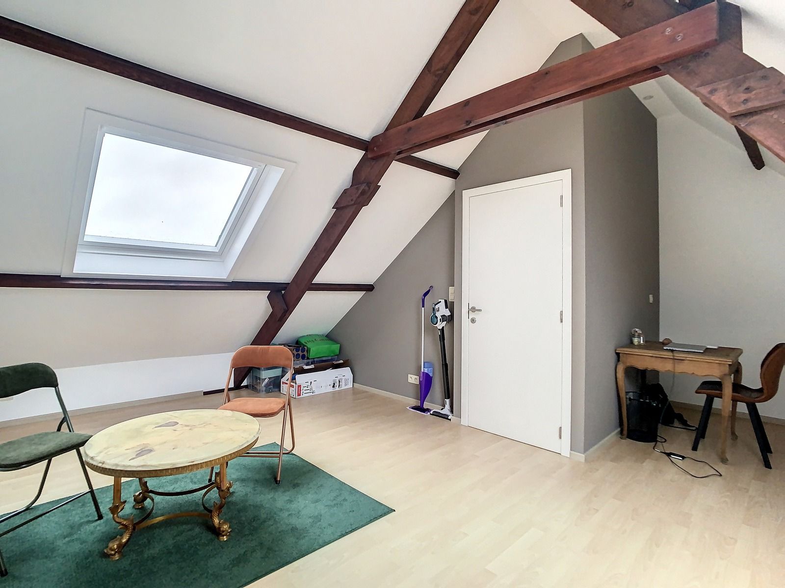 Centraal gelegen triplex app met 2 SLPK én terras! foto 9