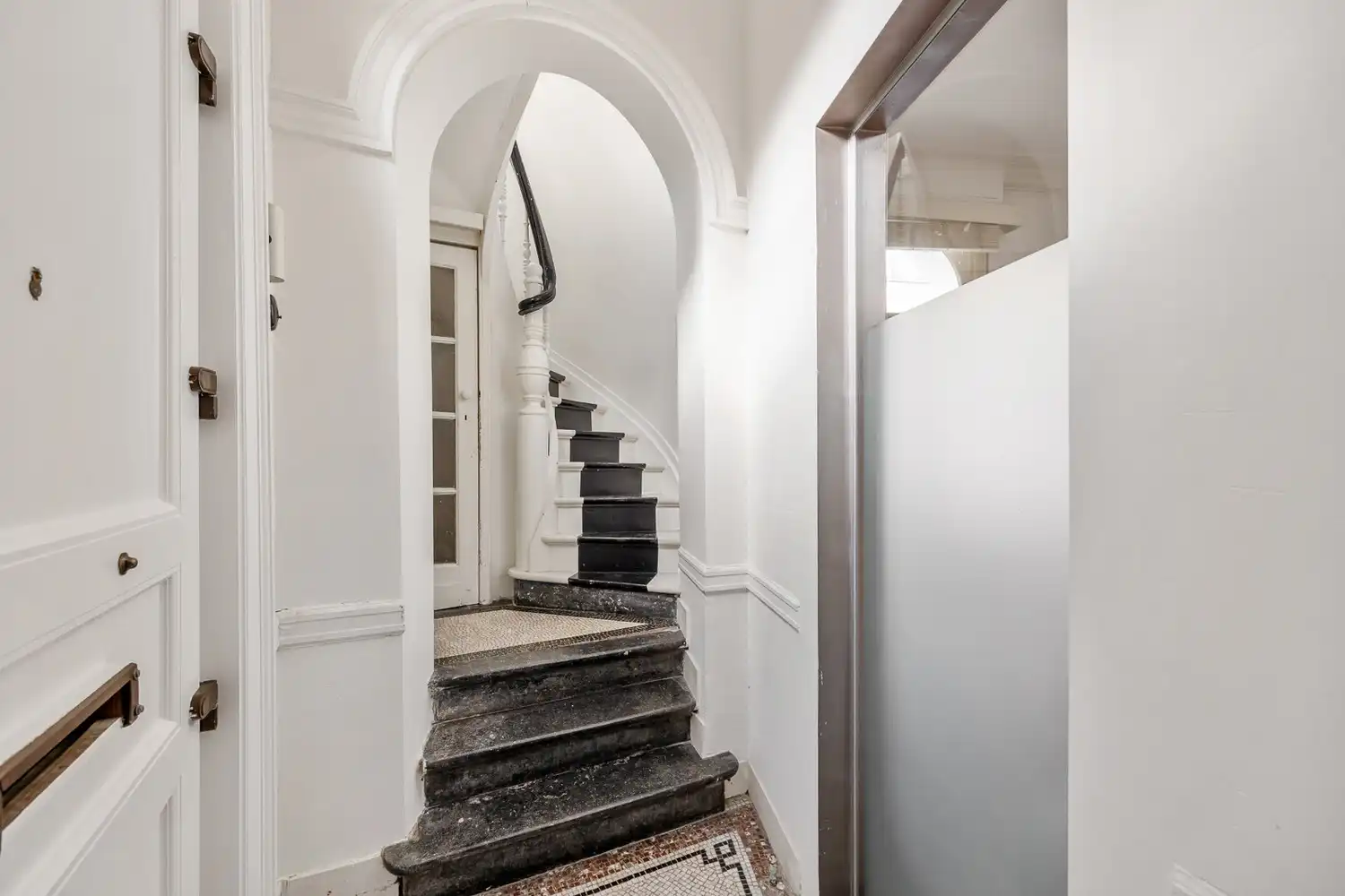 Wonen in een beschermde hoekwoning van Jos Bascourt uit 1894 is wonen in een uniek stuk Zurenborg, zonder renovatieplicht foto 12