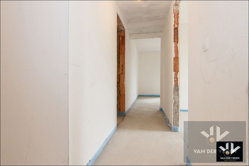 Ruim gelijkvloers nieuwbouwappartement met 4 slaapkamers en 2 badkamers, een terras en een mooie tuin op een goed bereikbare locatie! foto 13