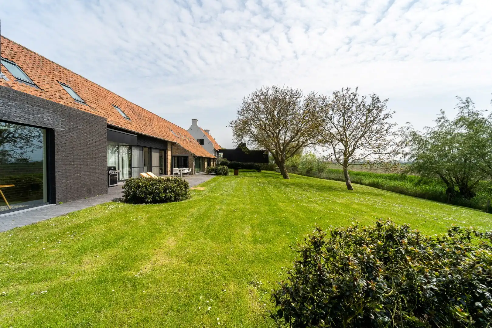 Prachtig gerenoveerde hoeve met panoramisch zicht over de polders foto 22