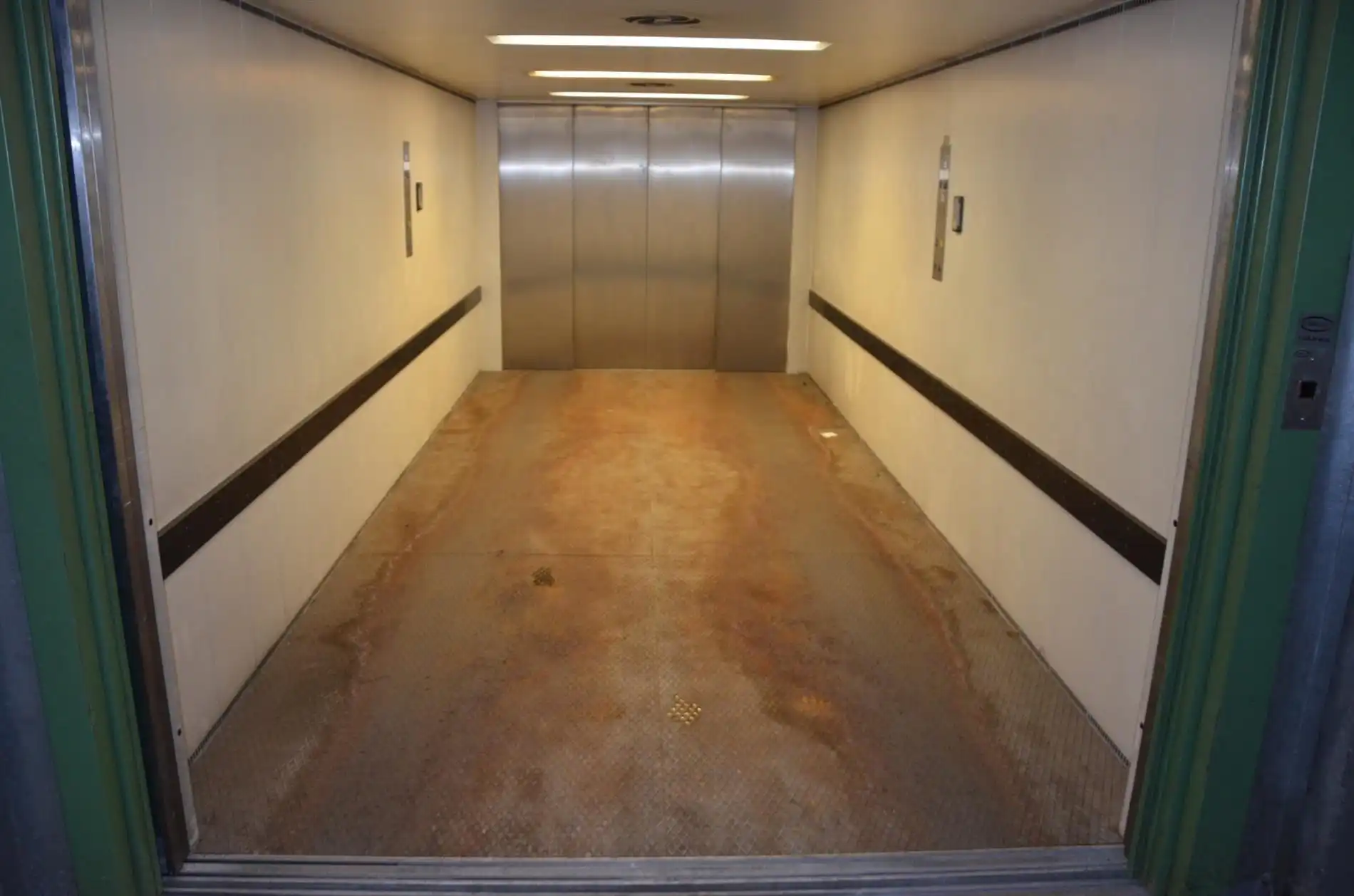 Ruime garagebox nabij de Grote Markt foto 6