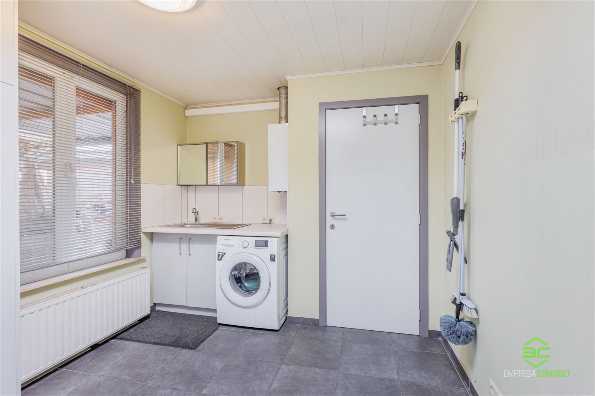 Gerenoveerde woning op een ruim perceel van 19a87ca met 3/4 slpk foto 10