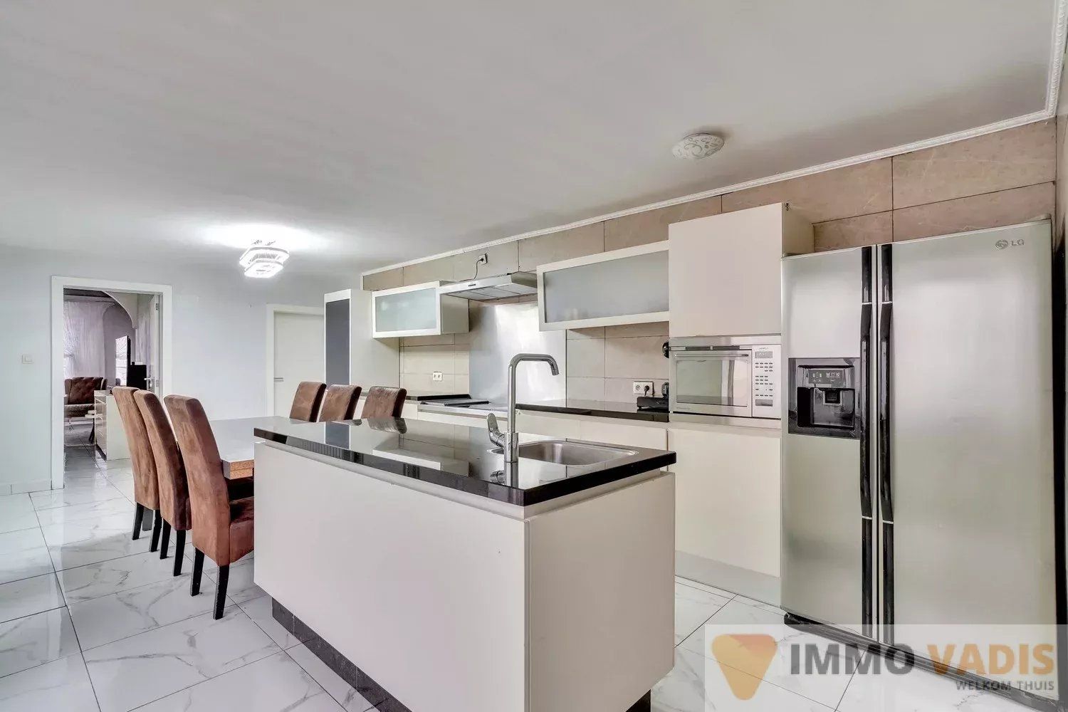 Gerenoveerde gezinswoning met vier slaapkamers foto 5