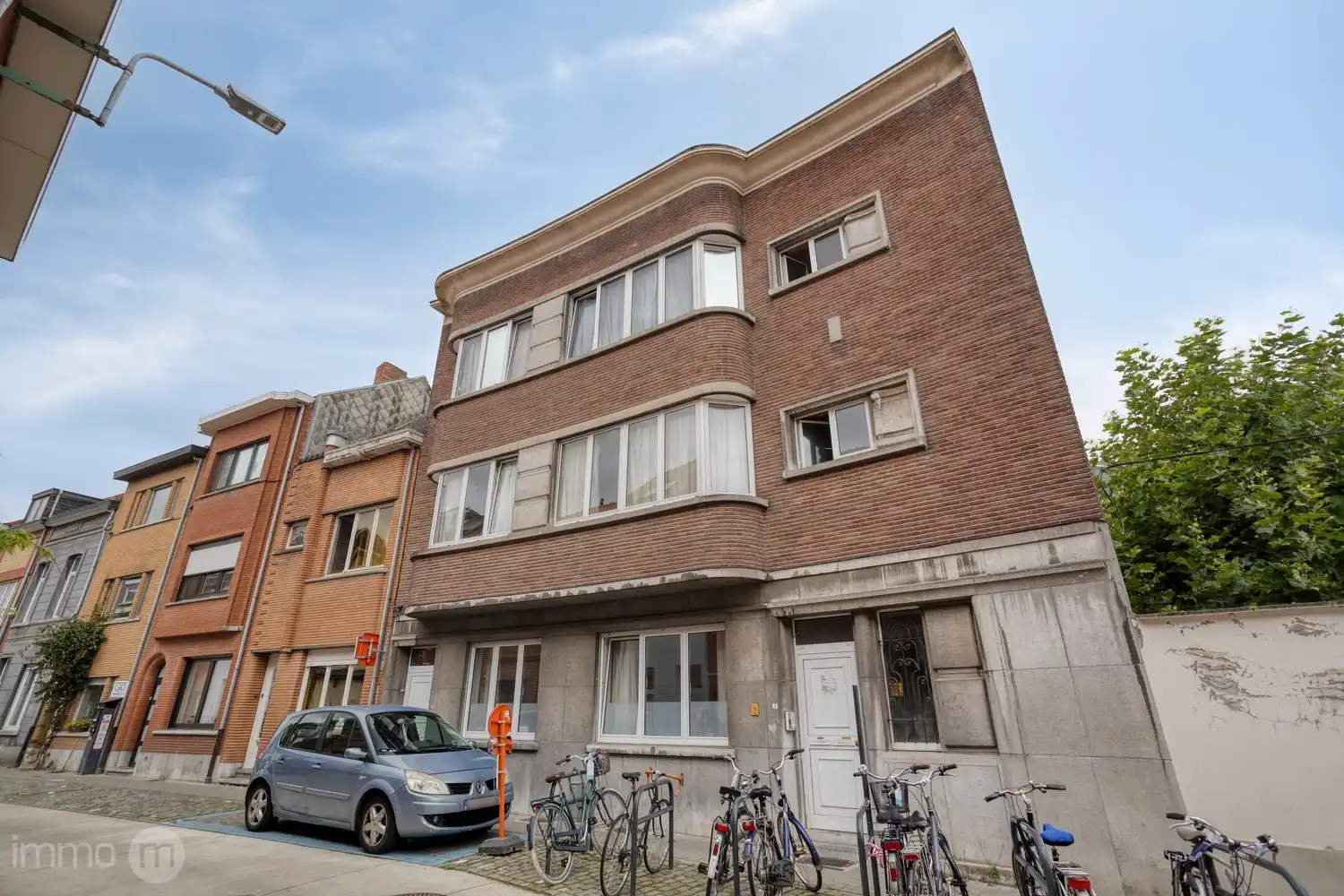 OPBRENGSTEIGENDOM MET 3 RUIME APPARTEMENTEN OP TOPLOCATIE AAN DE TIENSEPOORT foto {{pictureIndex}}