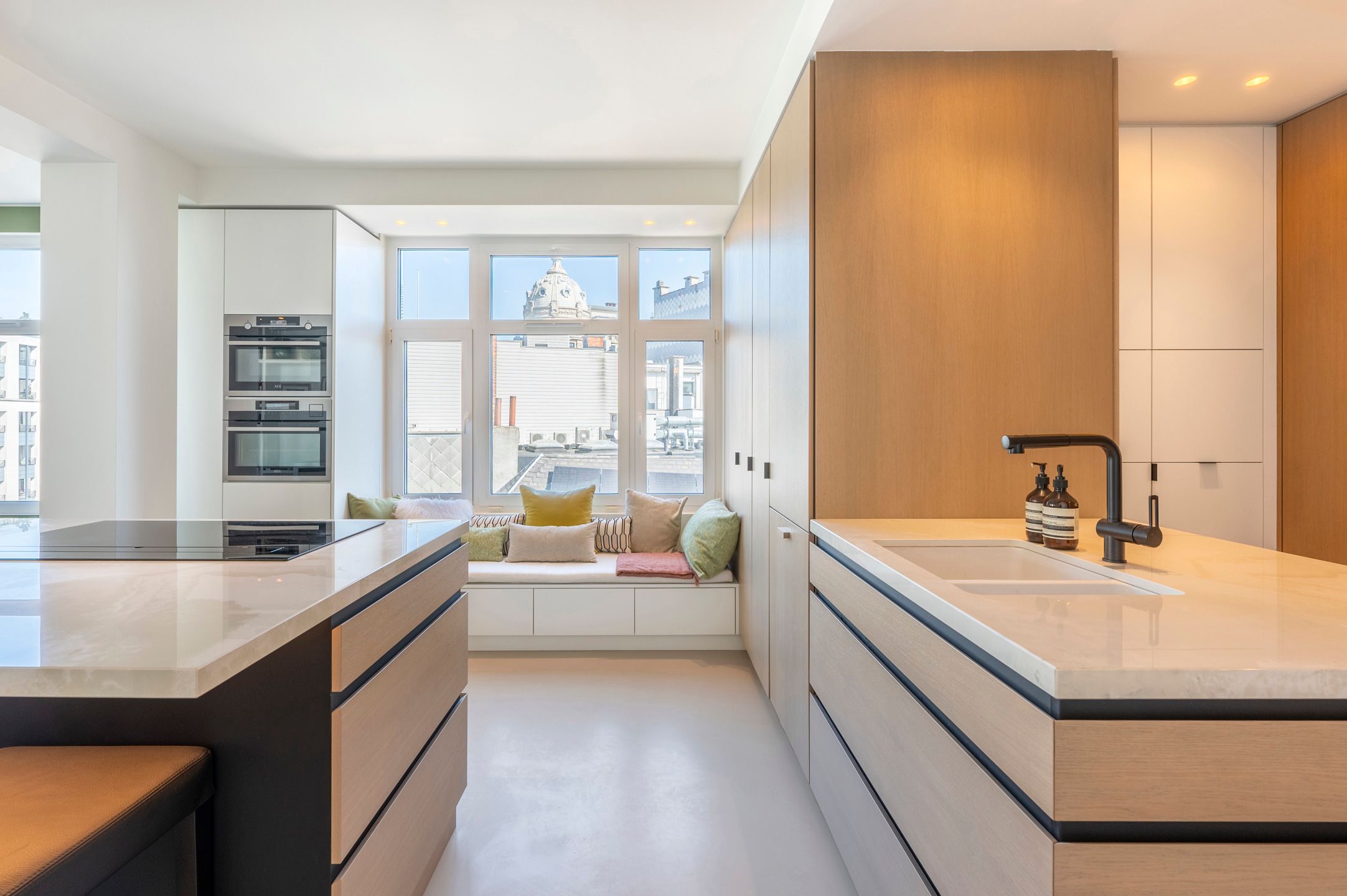 Luxueus wonen in de iconische Meirbuilding foto {{pictureIndex}}