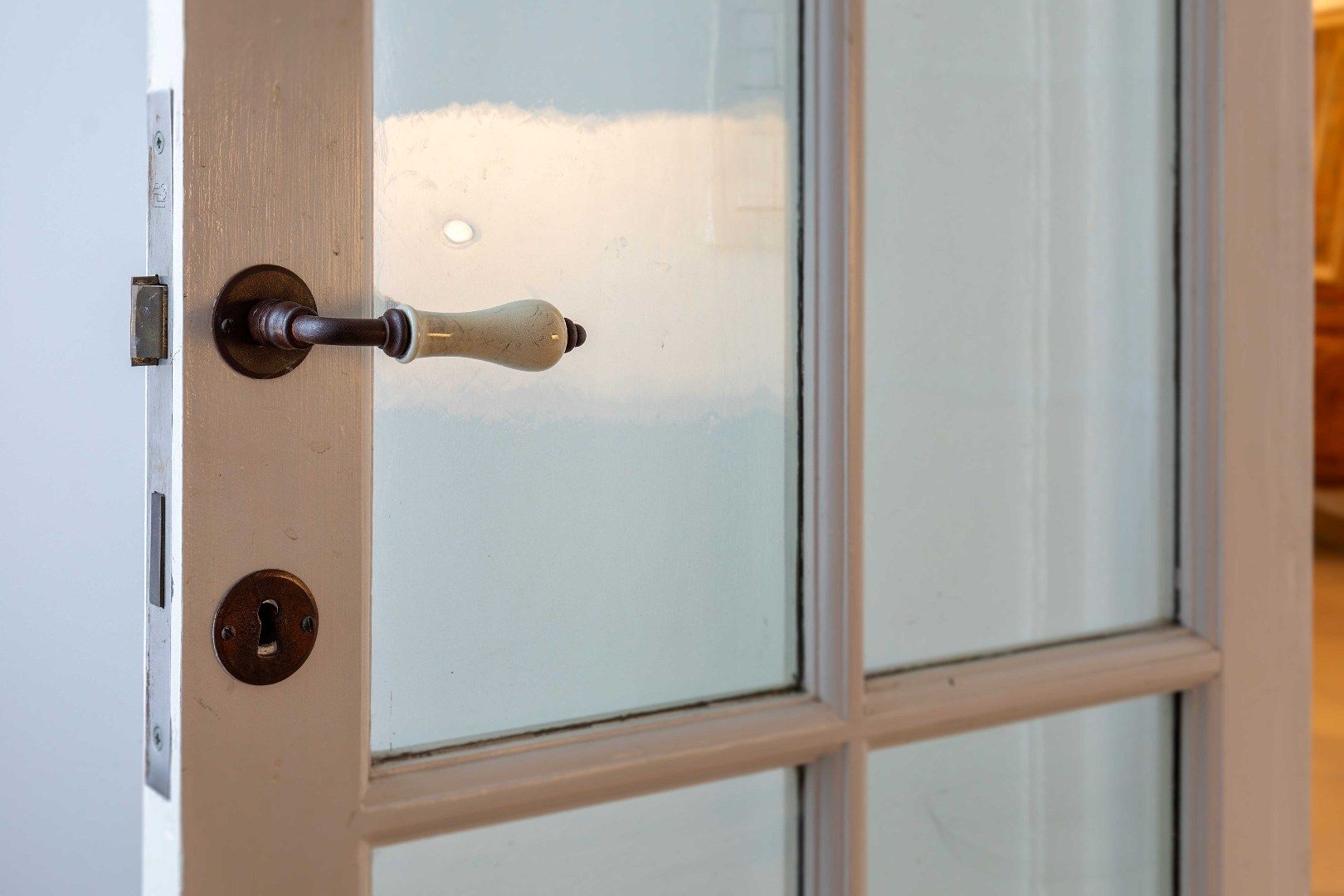 Iconisch neo-gotisch pand met uniek zicht op de Ezelpoort en het Stil Ende foto 5