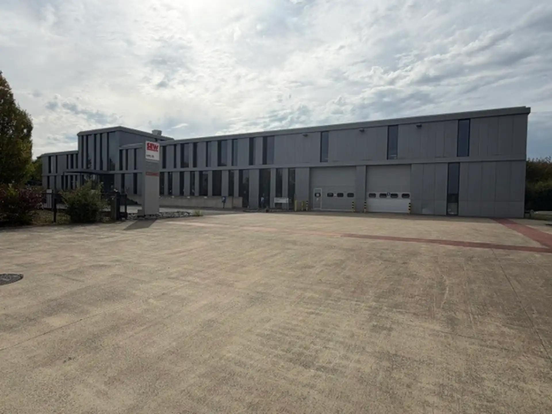 Recent en kwalitatief semi-industrieel bedrijfsgebouw – 3.790 m² op 8.989 m² foto {{pictureIndex}}