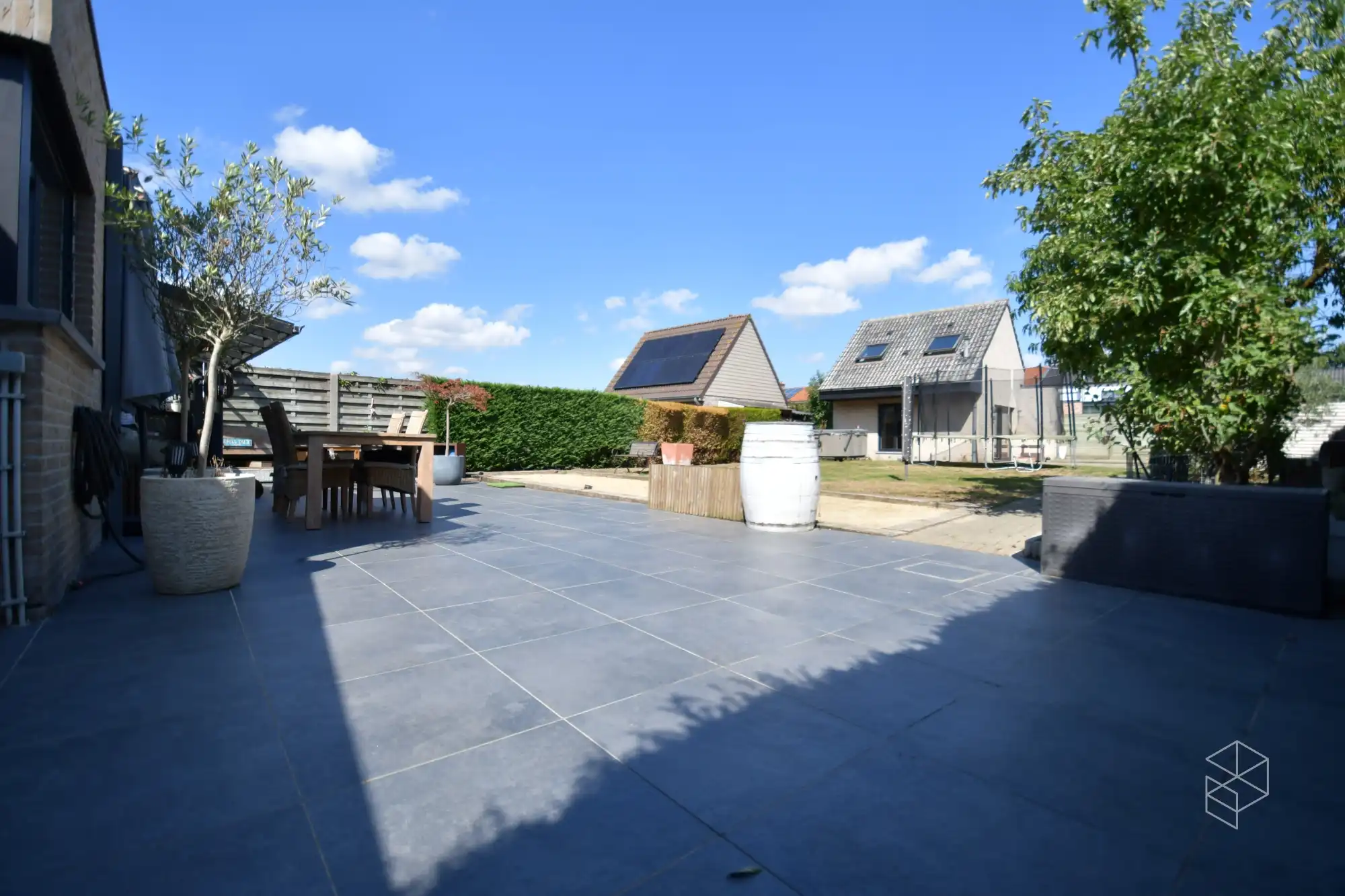 Ruime gezinswoning met 4 slpks en volwaardig polyvalent bijgebouw en grote tuin foto 2